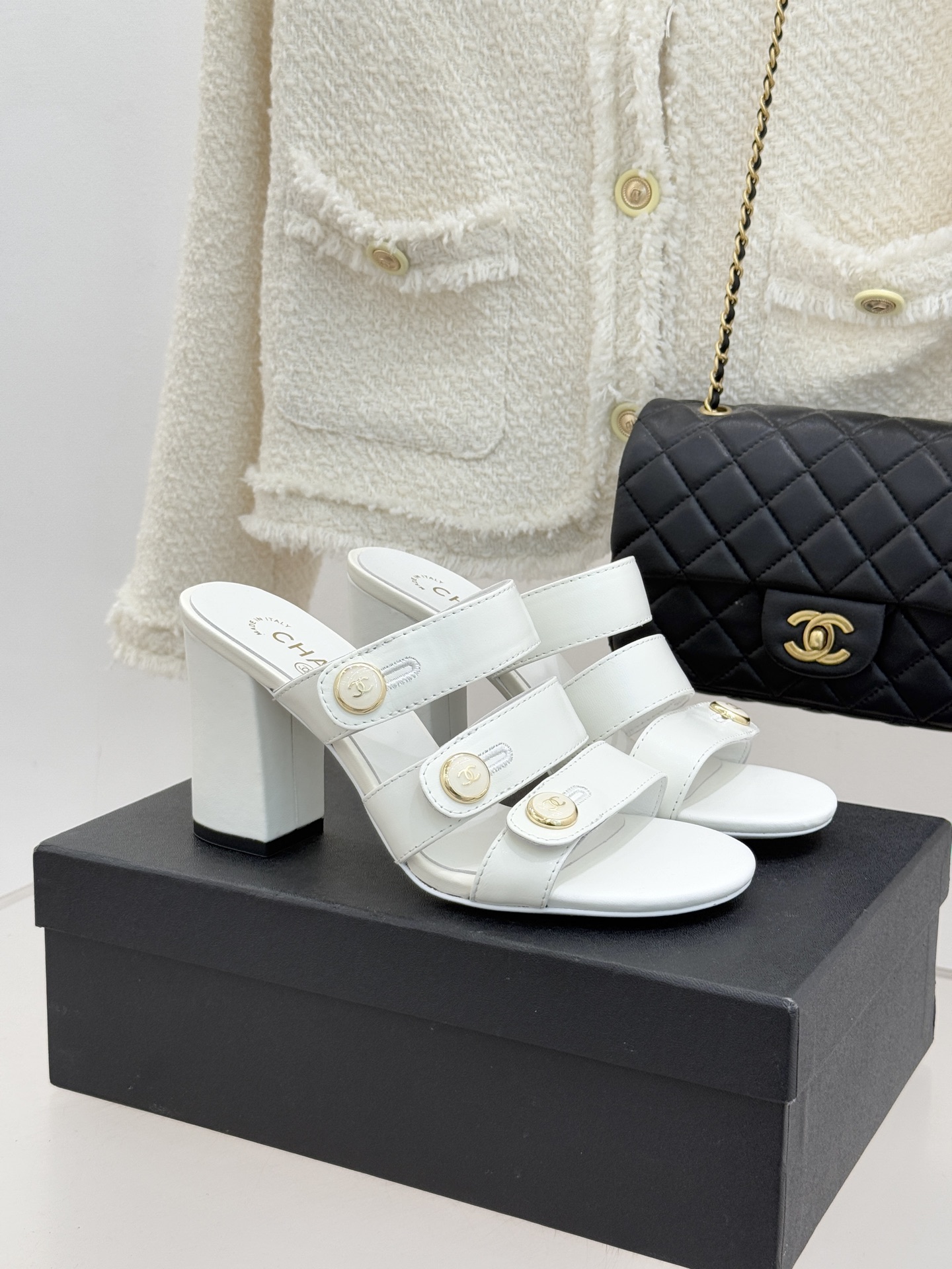 CHANE*｜小香26C早春新品双C纽扣凉拖系列将意式度假的慵懒与精致典雅织就成步履间的奢华诗篇。鞋身标