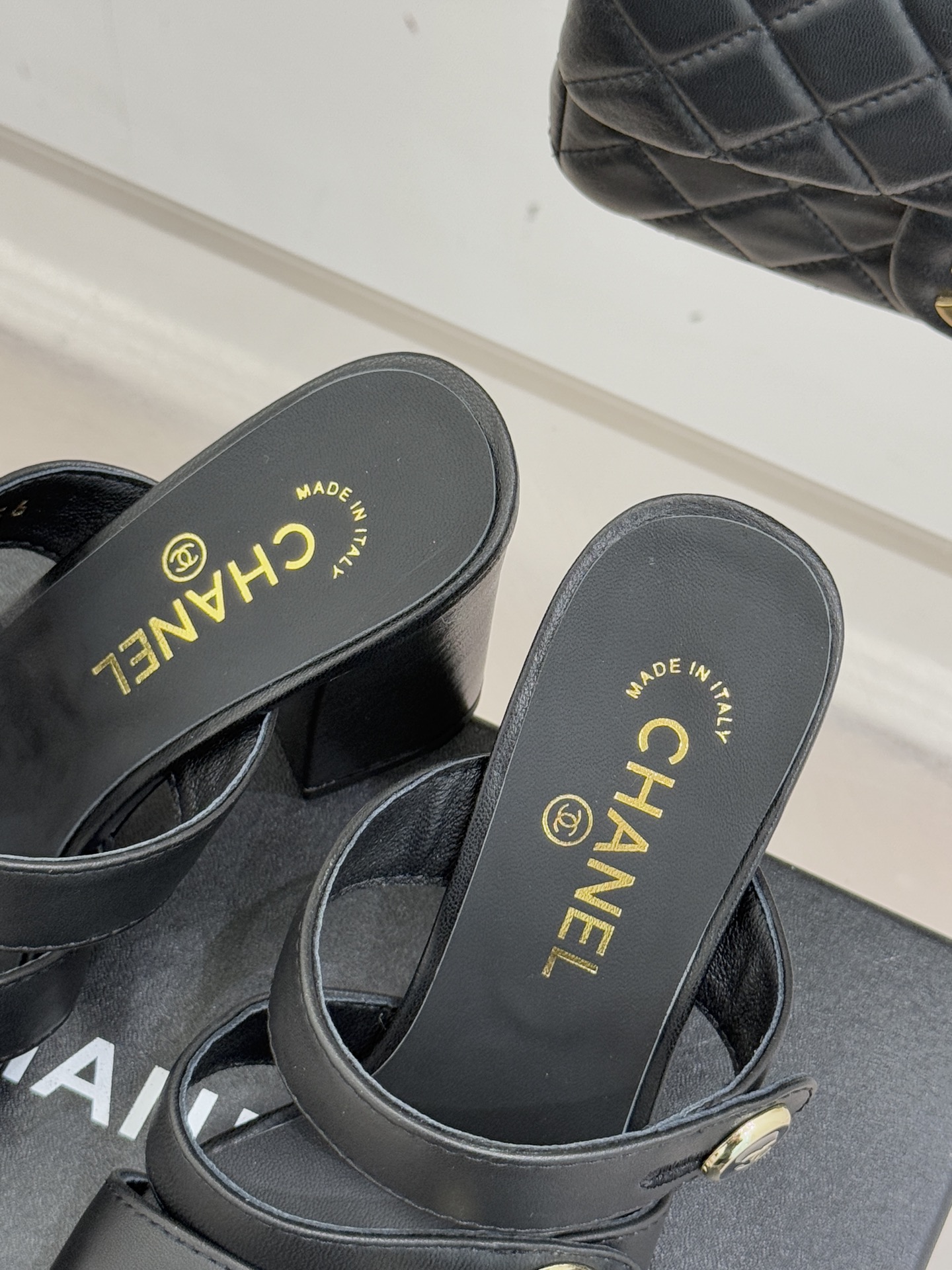 CHANE*｜小香26C早春新品双C纽扣凉拖系列将意式度假的慵懒与精致典雅织就成步履间的奢华诗篇。鞋身标