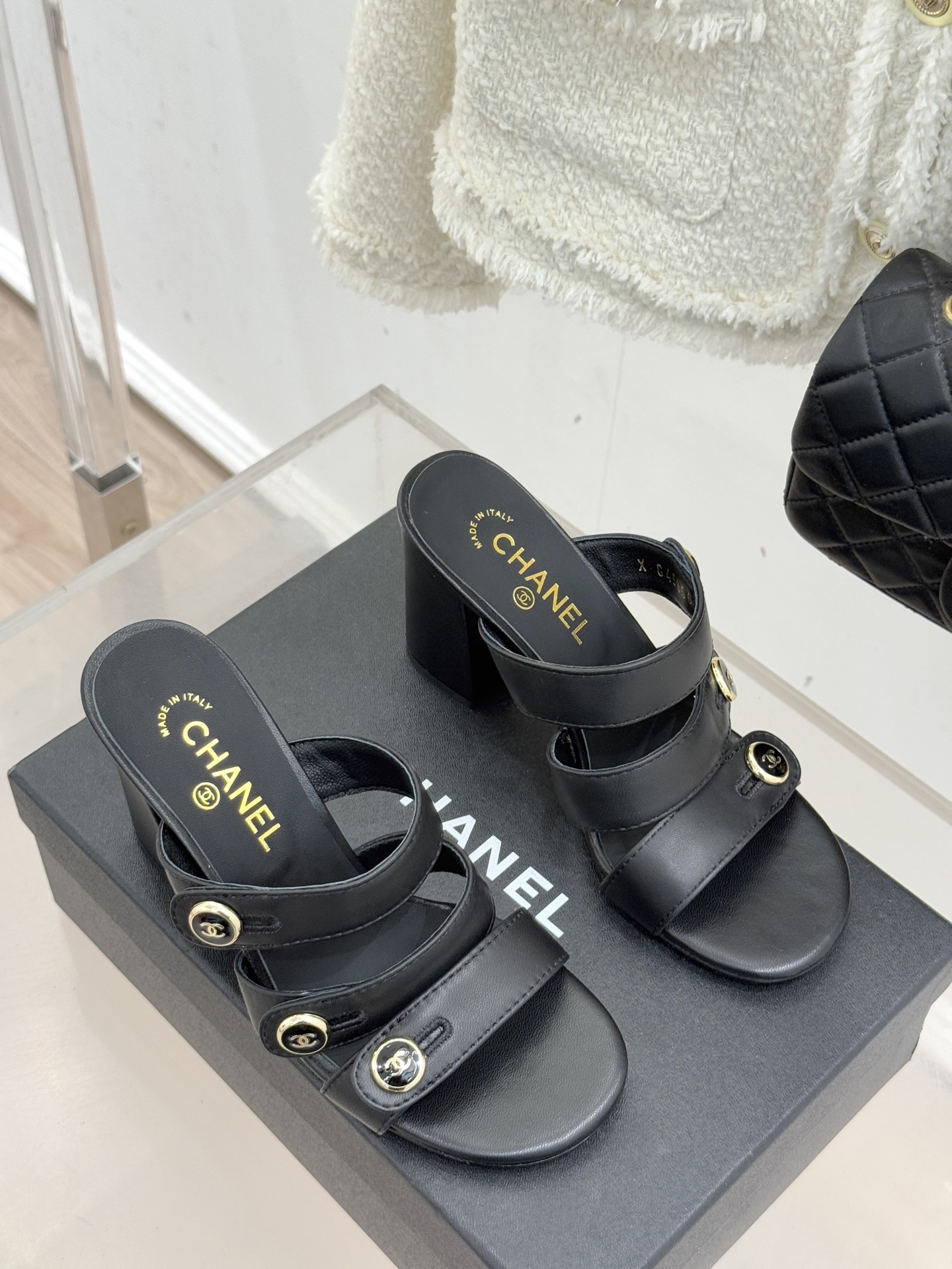 CHANE*｜小香26C早春新品双C纽扣凉拖系列将意式度假的慵懒与精致典雅织就成步履间的奢华诗篇。鞋身标