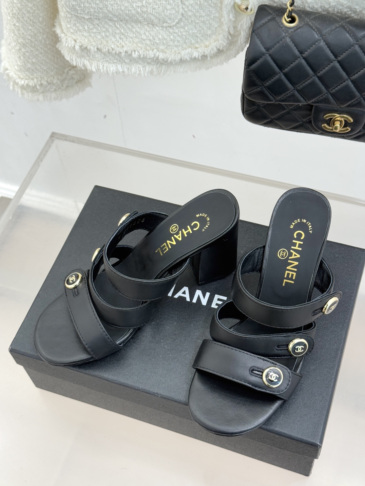 CHANE*｜小香26C早春新品双C纽扣凉拖系列将意式度假的慵懒与精致典雅织就成步履间的奢华诗篇。鞋身标