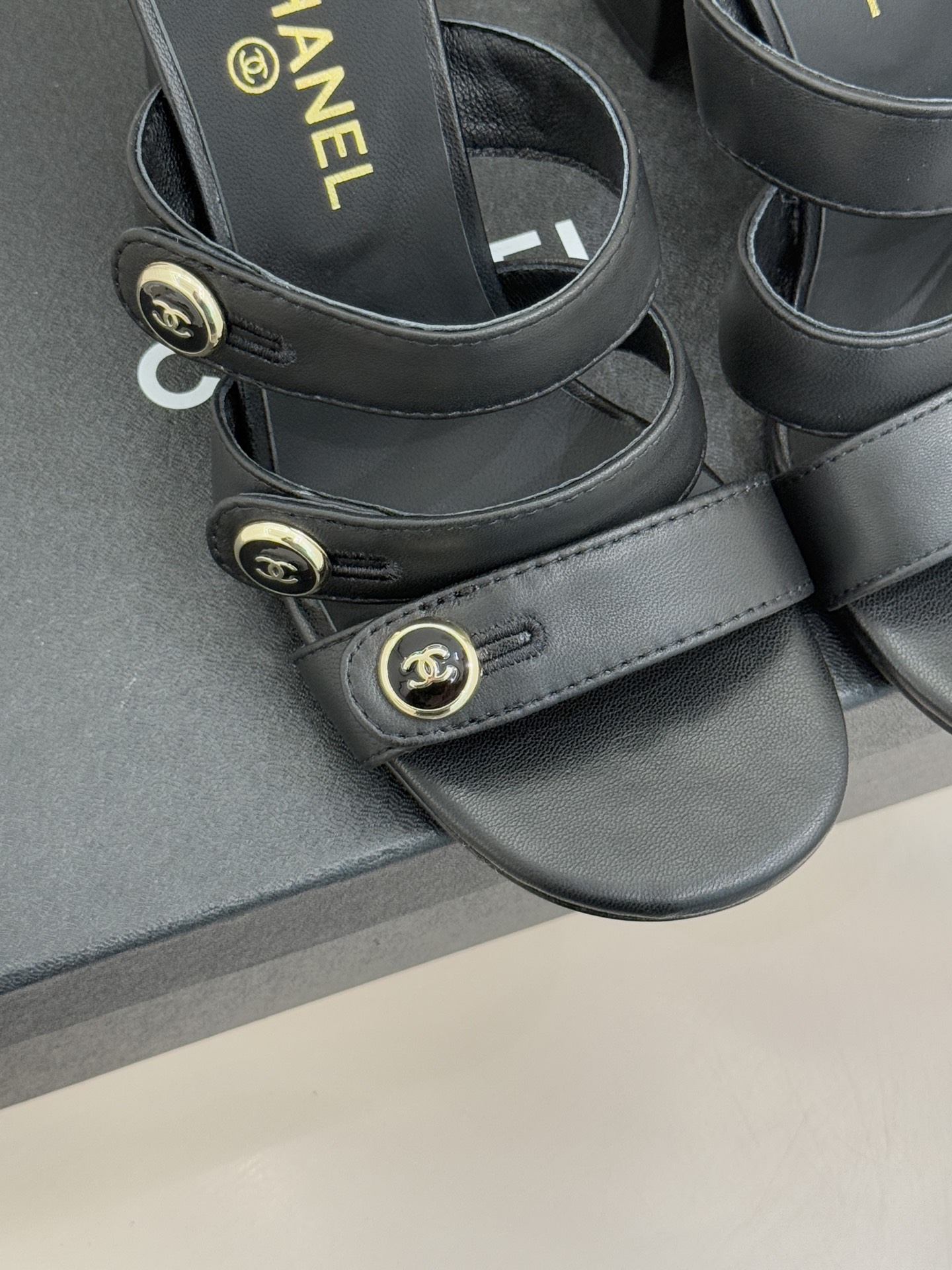 CHANE*｜小香26C早春新品双C纽扣凉拖系列将意式度假的慵懒与精致典雅织就成步履间的奢华诗篇。鞋身标