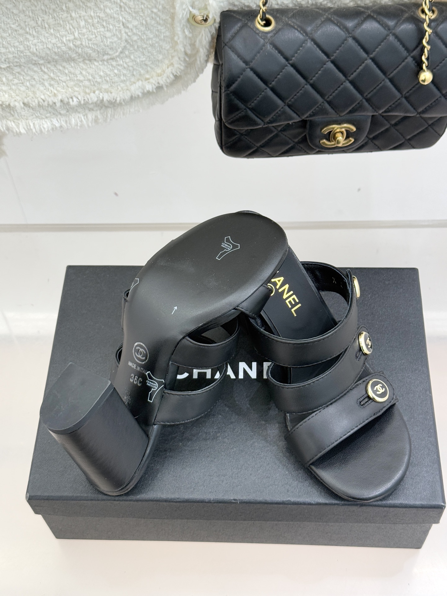 CHANE*｜小香26C早春新品双C纽扣凉拖系列将意式度假的慵懒与精致典雅织就成步履间的奢华诗篇。鞋身标