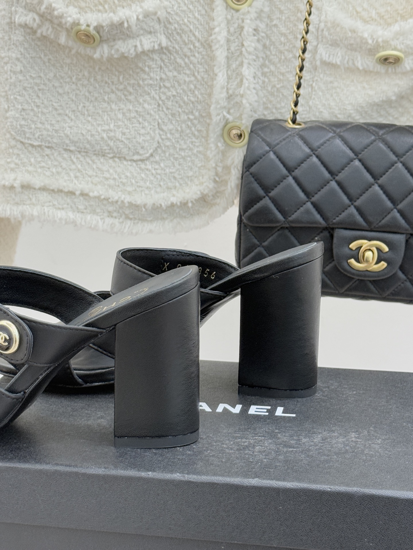 CHANE*｜小香26C早春新品双C纽扣凉拖系列将意式度假的慵懒与精致典雅织就成步履间的奢华诗篇。鞋身标