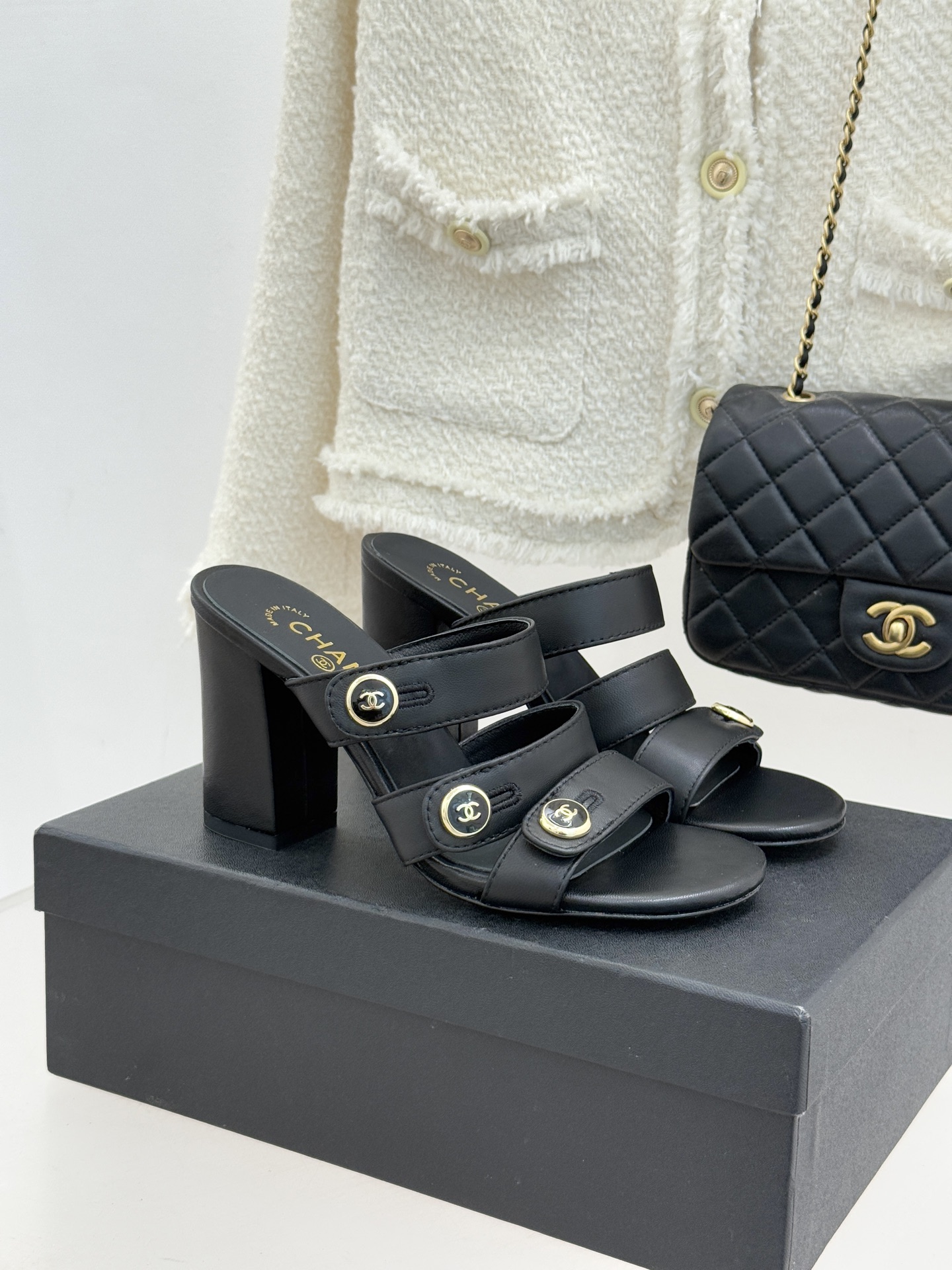 CHANE*｜小香26C早春新品双C纽扣凉拖系列将意式度假的慵懒与精致典雅织就成步履间的奢华诗篇。鞋身标