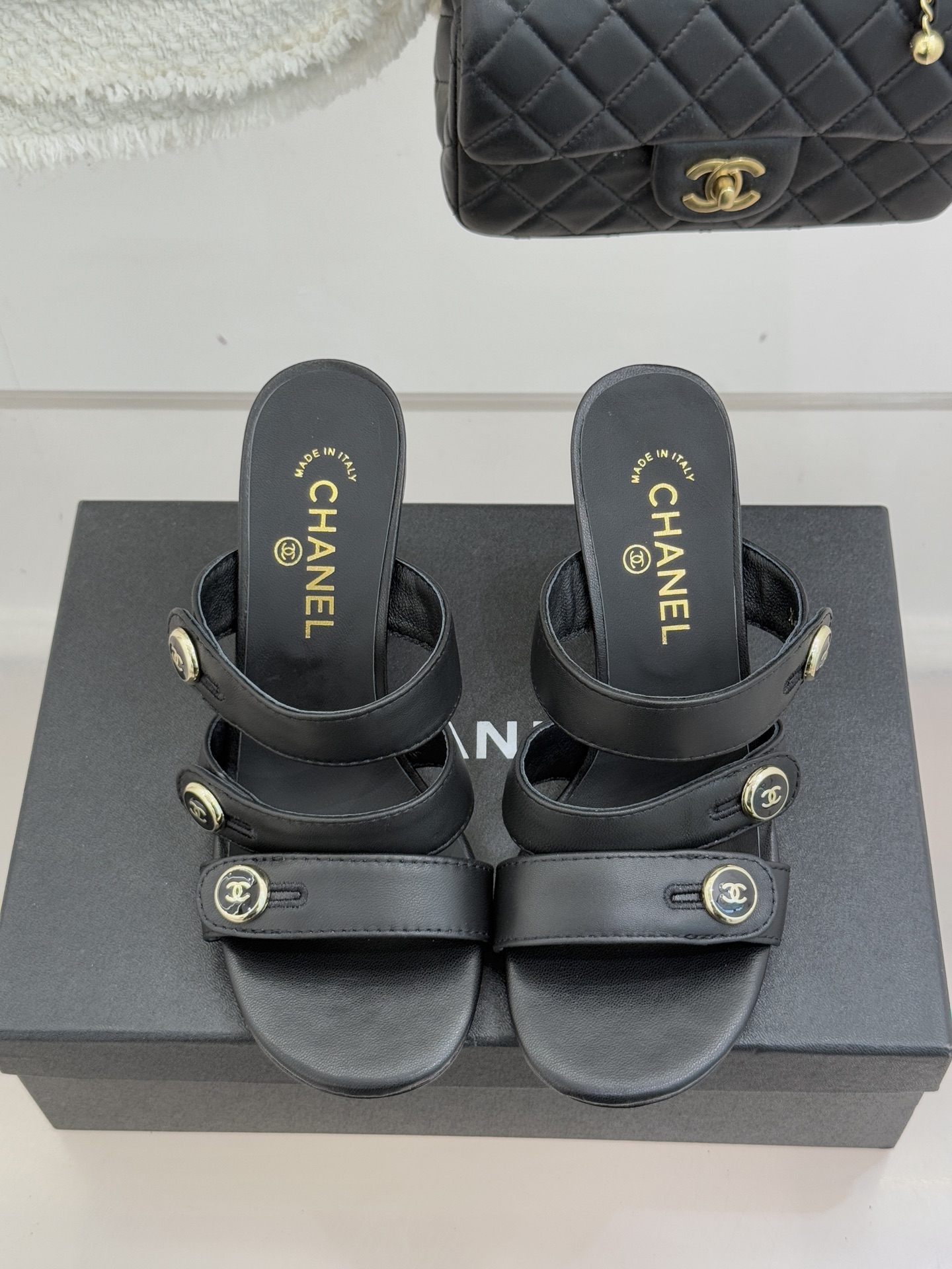 CHANE*｜小香26C早春新品双C纽扣凉拖系列将意式度假的慵懒与精致典雅织就成步履间的奢华诗篇。鞋身标