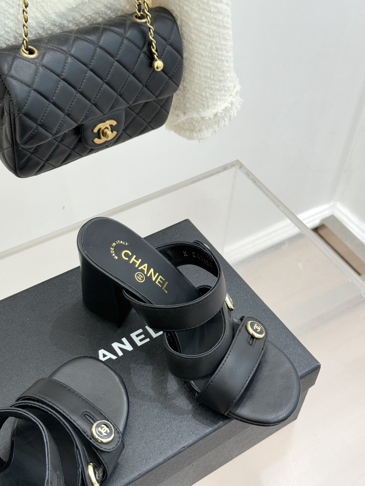 CHANE*｜小香26C早春新品双C纽扣凉拖系列将意式度假的慵懒与精致典雅织就成步履间的奢华诗篇。鞋身标