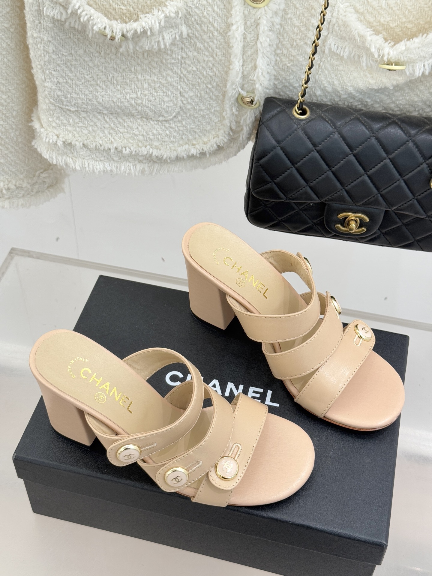 CHANE*｜小香26C早春新品双C纽扣凉拖系列将意式度假的慵懒与精致典雅织就成步履间的奢华诗篇。鞋身标