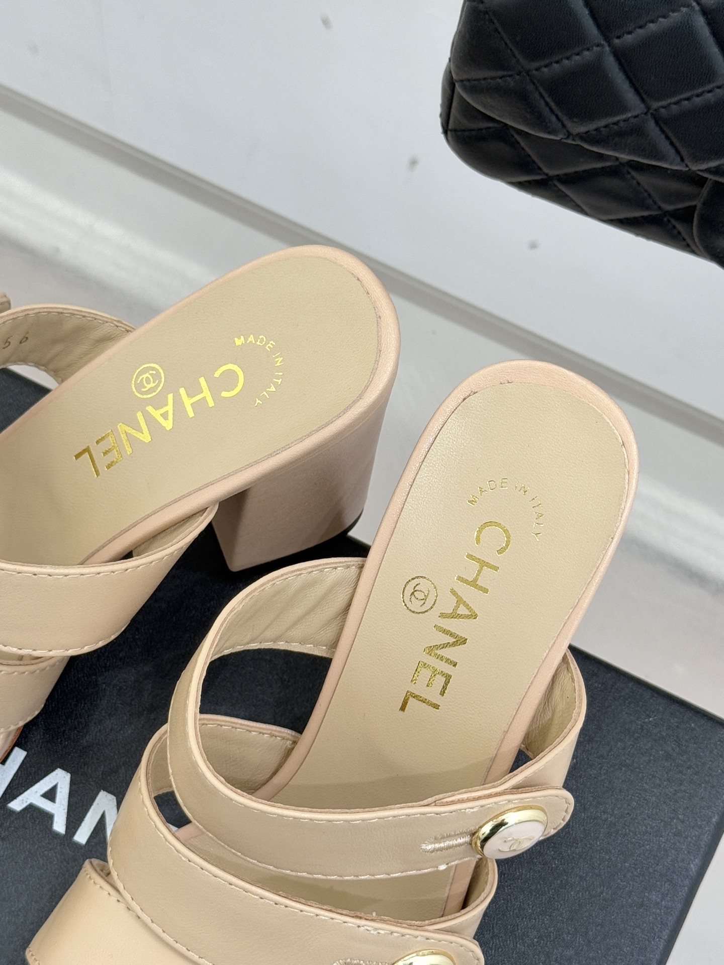 CHANE*｜小香26C早春新品双C纽扣凉拖系列将意式度假的慵懒与精致典雅织就成步履间的奢华诗篇。鞋身标