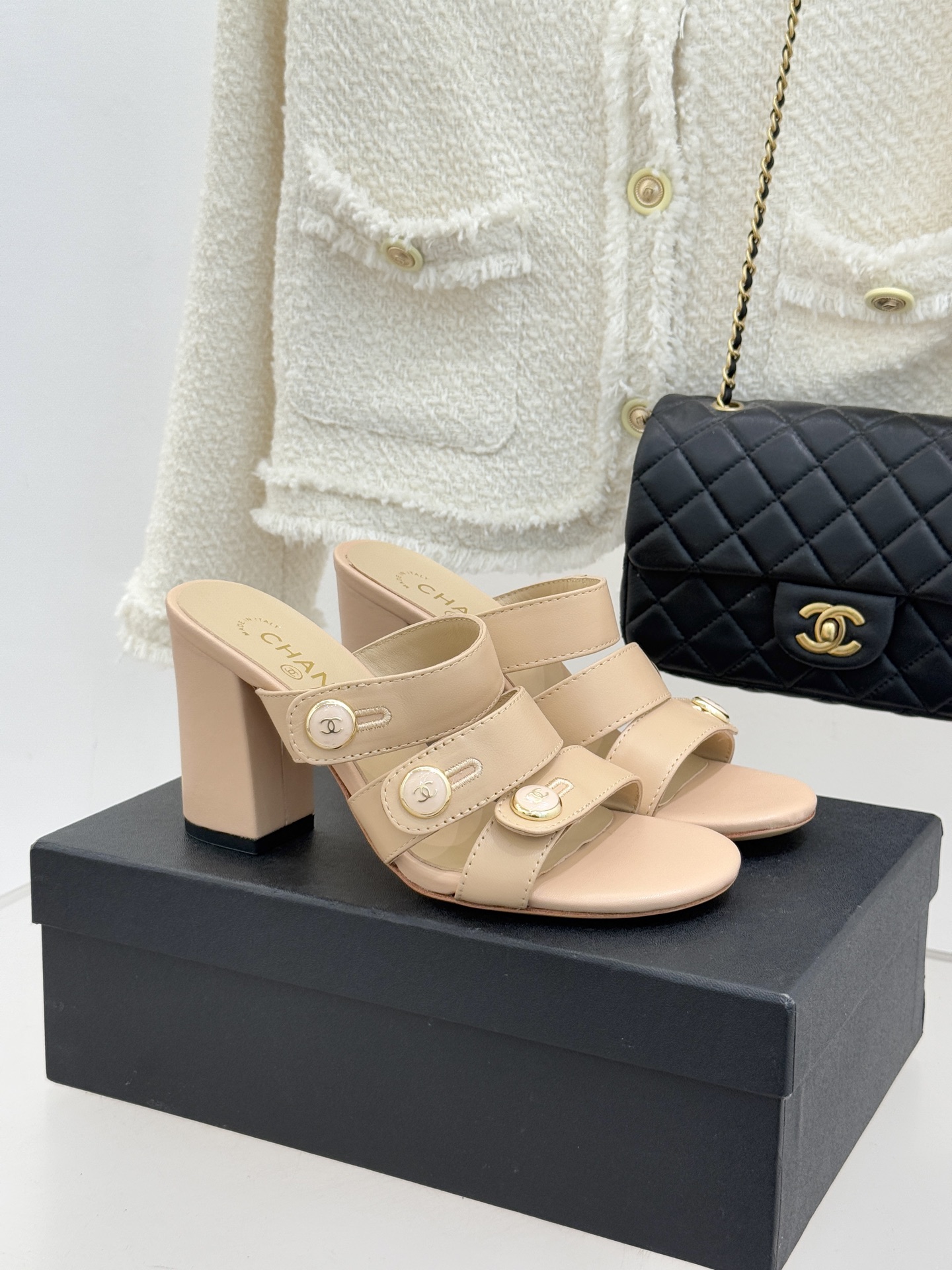 CHANE*｜小香26C早春新品双C纽扣凉拖系列将意式度假的慵懒与精致典雅织就成步履间的奢华诗篇。鞋身标