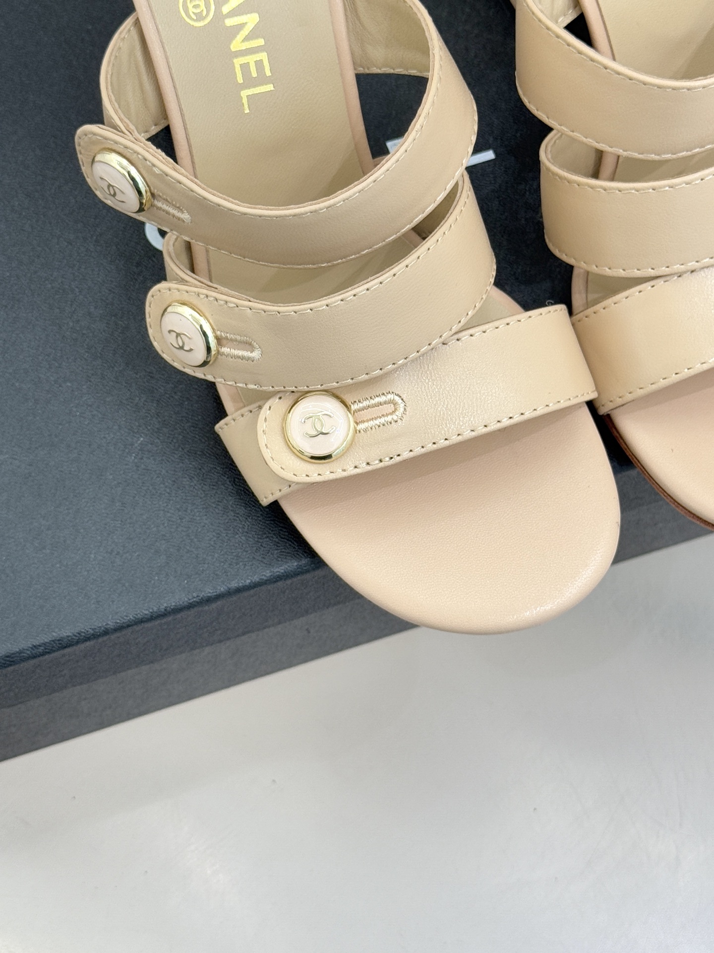 CHANE*｜小香26C早春新品双C纽扣凉拖系列将意式度假的慵懒与精致典雅织就成步履间的奢华诗篇。鞋身标