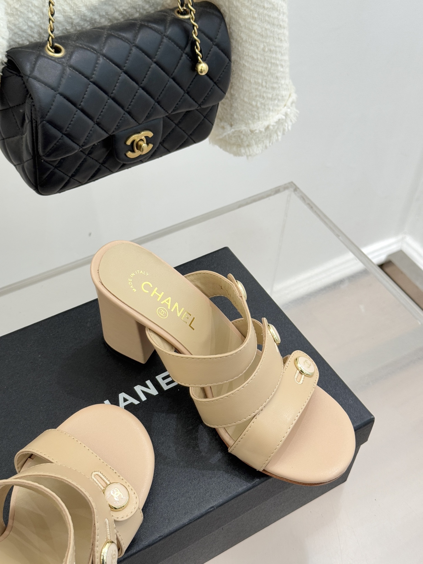 CHANE*｜小香26C早春新品双C纽扣凉拖系列将意式度假的慵懒与精致典雅织就成步履间的奢华诗篇。鞋身标
