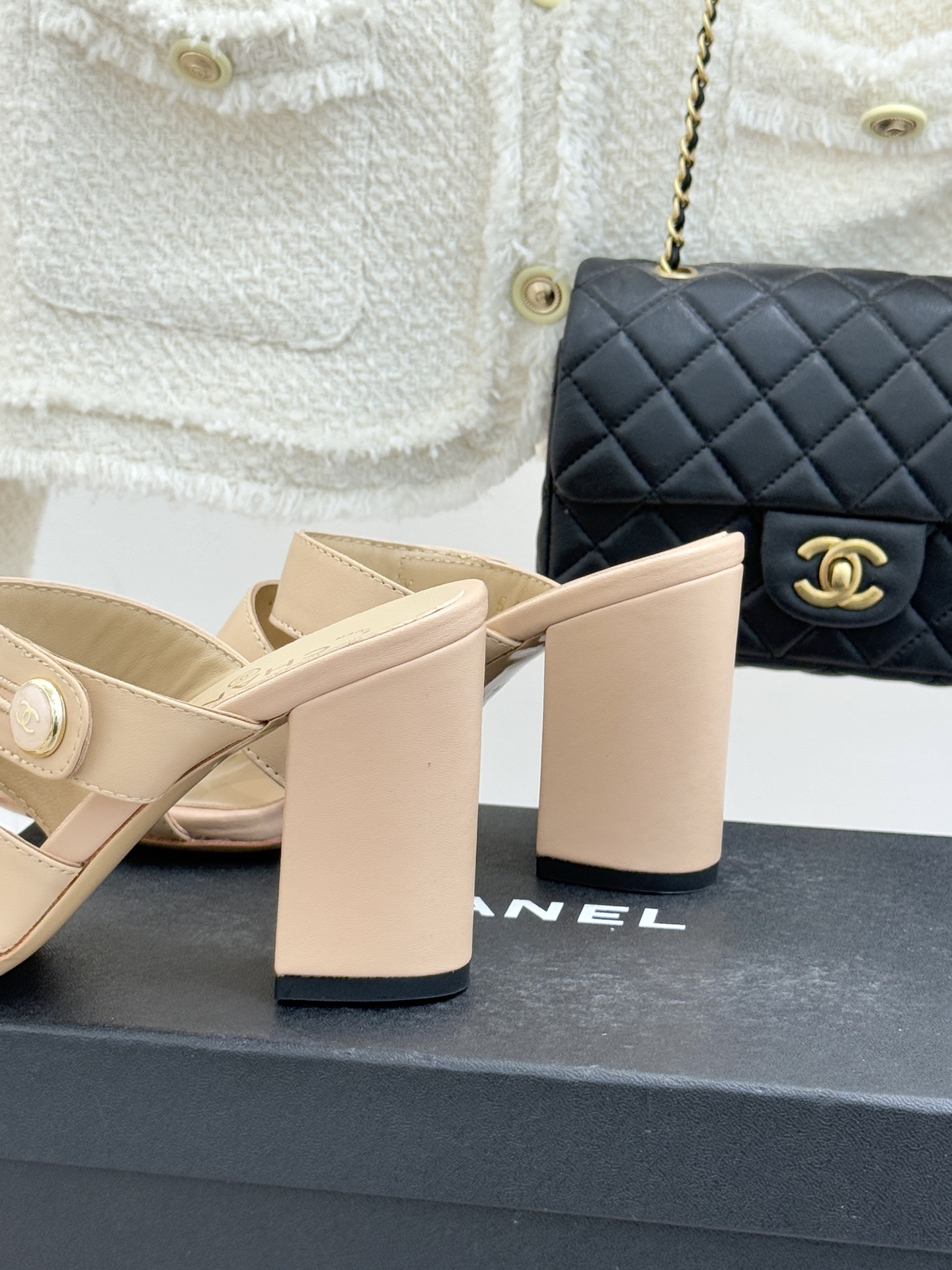 CHANE*｜小香26C早春新品双C纽扣凉拖系列将意式度假的慵懒与精致典雅织就成步履间的奢华诗篇。鞋身标