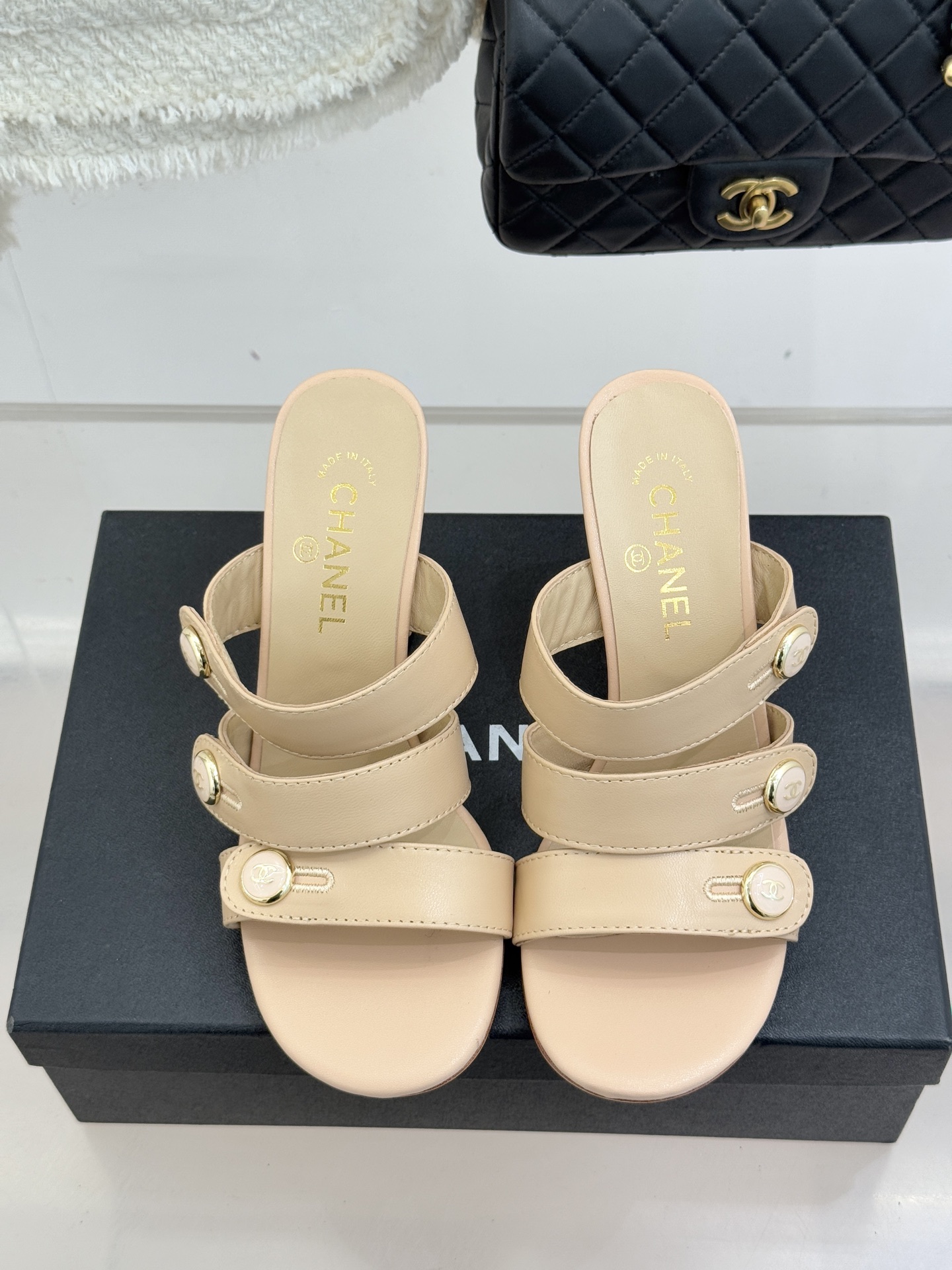 CHANE*｜小香26C早春新品双C纽扣凉拖系列将意式度假的慵懒与精致典雅织就成步履间的奢华诗篇。鞋身标