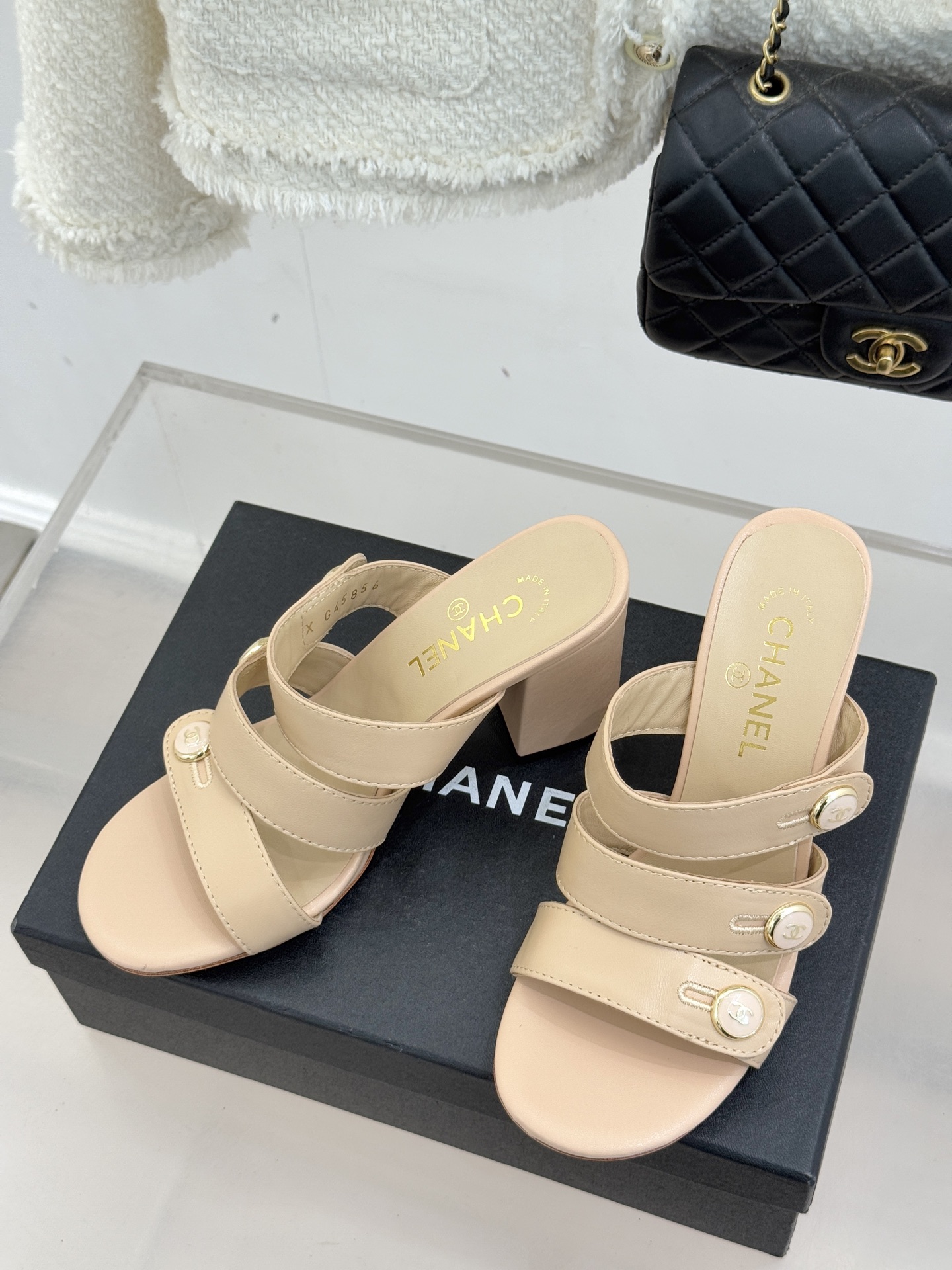 CHANE*｜小香26C早春新品双C纽扣凉拖系列将意式度假的慵懒与精致典雅织就成步履间的奢华诗篇。鞋身标