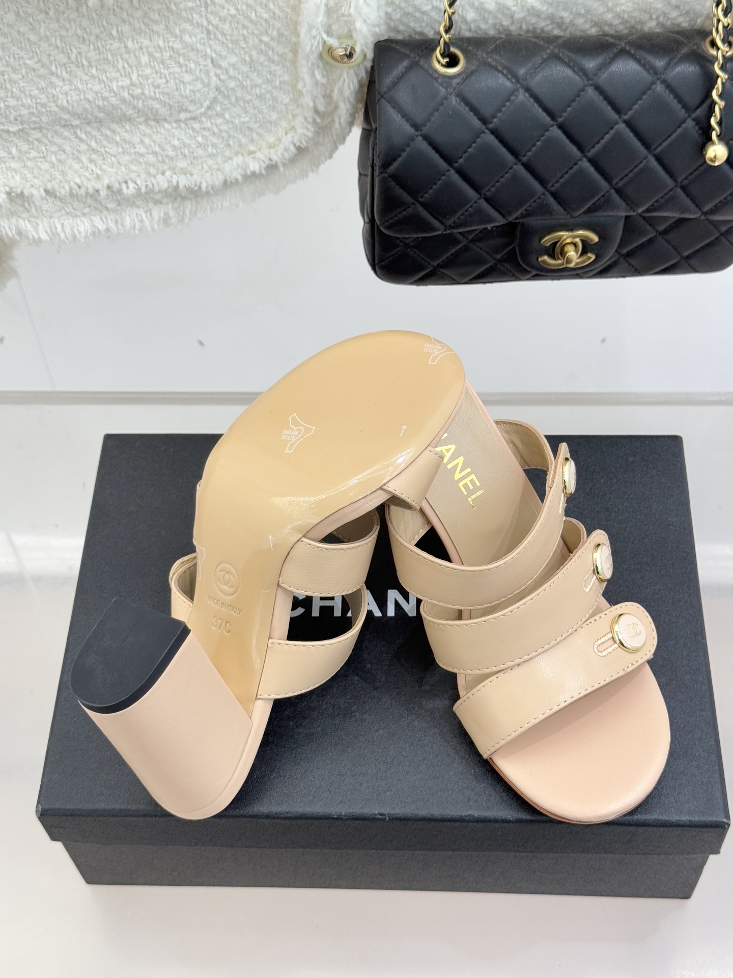 CHANE*｜小香26C早春新品双C纽扣凉拖系列将意式度假的慵懒与精致典雅织就成步履间的奢华诗篇。鞋身标