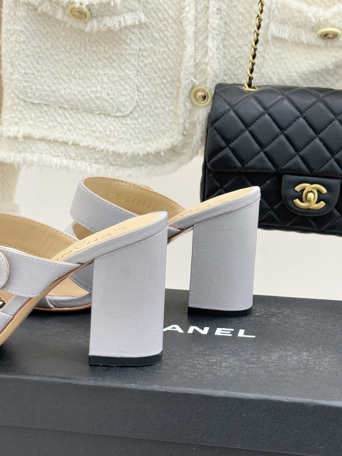 CHANE*｜小香26C早春新品双C纽扣凉拖系列将意式度假的慵懒与精致典雅织就成步履间的奢华诗篇。鞋身标