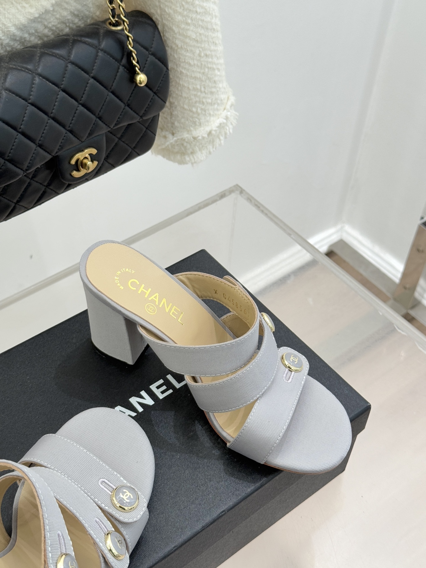 CHANE*｜小香26C早春新品双C纽扣凉拖系列将意式度假的慵懒与精致典雅织就成步履间的奢华诗篇。鞋身标