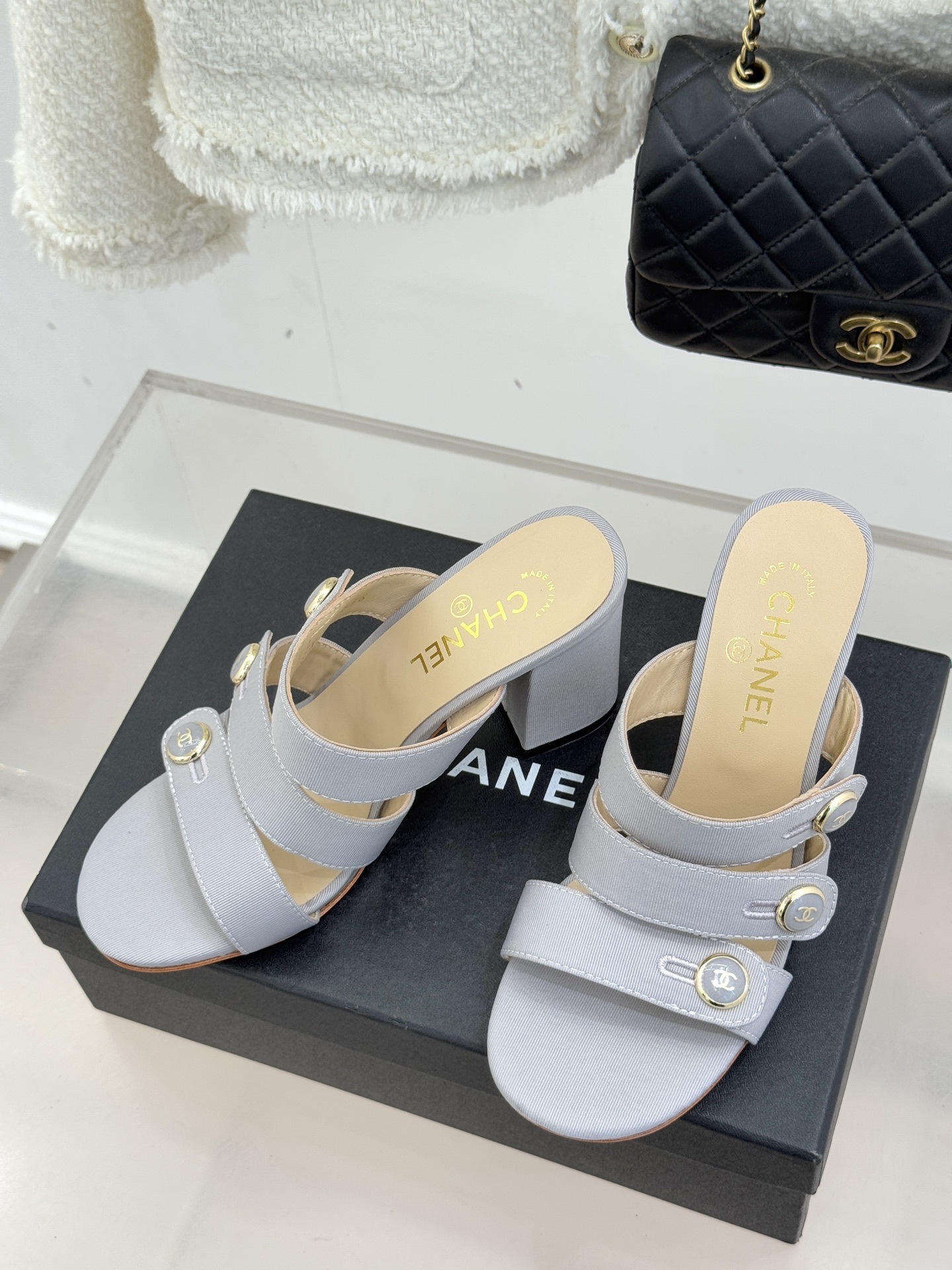 CHANE*｜小香26C早春新品双C纽扣凉拖系列将意式度假的慵懒与精致典雅织就成步履间的奢华诗篇。鞋身标