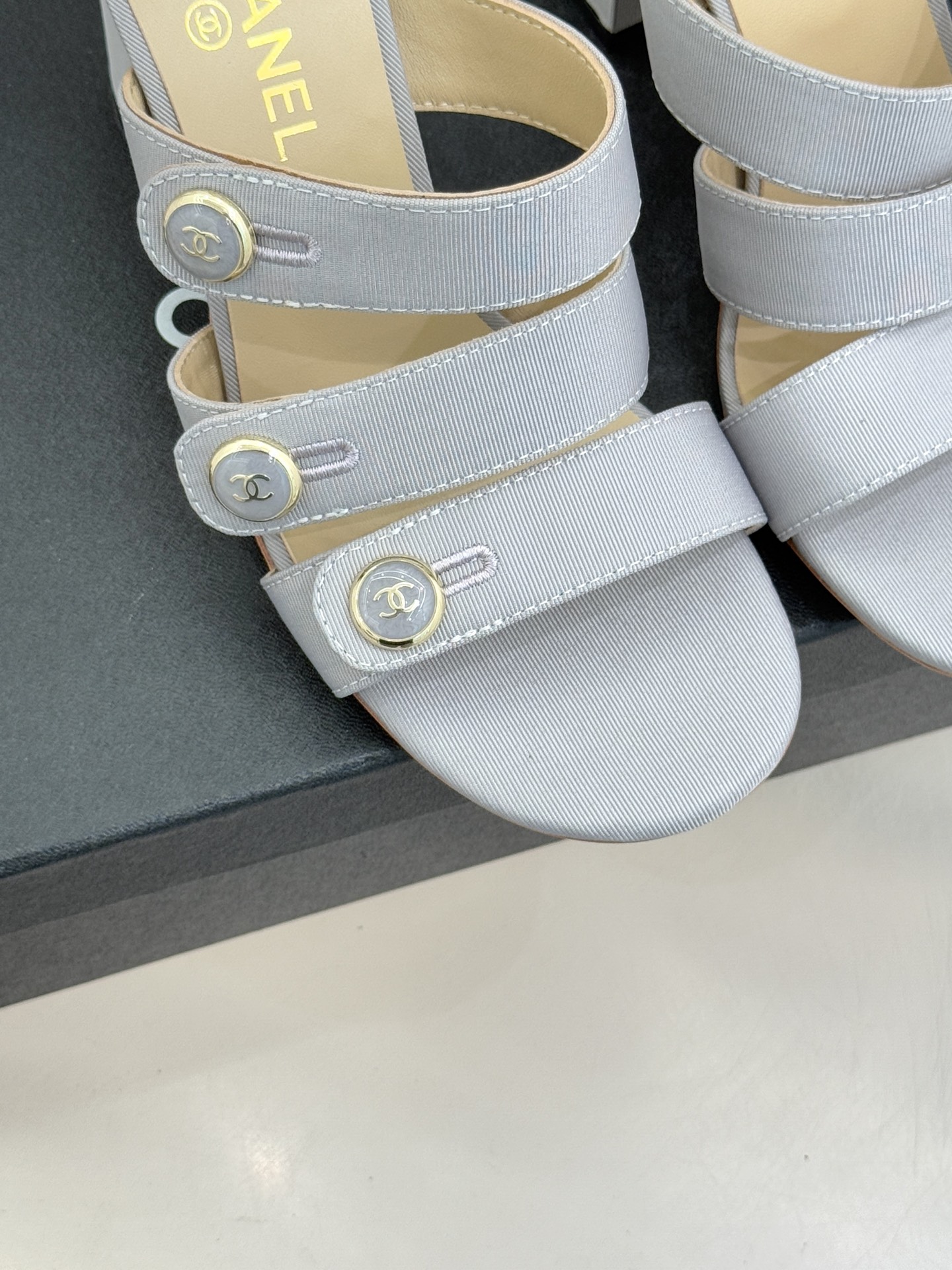 CHANE*｜小香26C早春新品双C纽扣凉拖系列将意式度假的慵懒与精致典雅织就成步履间的奢华诗篇。鞋身标