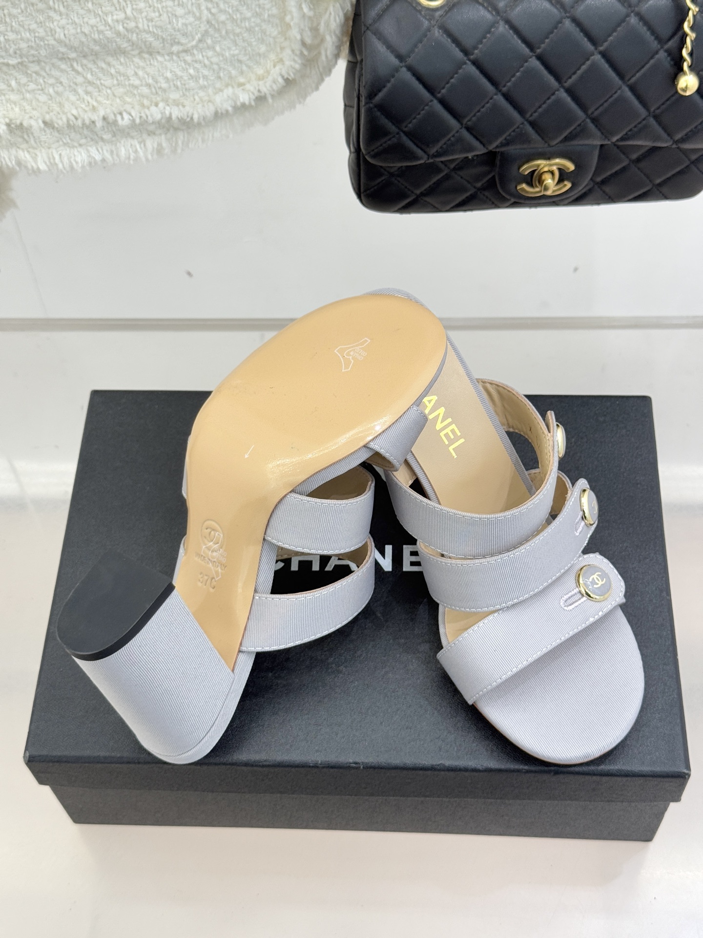 CHANE*｜小香26C早春新品双C纽扣凉拖系列将意式度假的慵懒与精致典雅织就成步履间的奢华诗篇。鞋身标