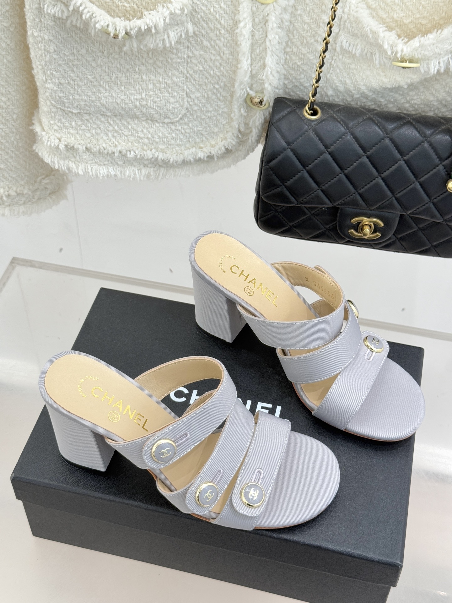 CHANE*｜小香26C早春新品双C纽扣凉拖系列将意式度假的慵懒与精致典雅织就成步履间的奢华诗篇。鞋身标