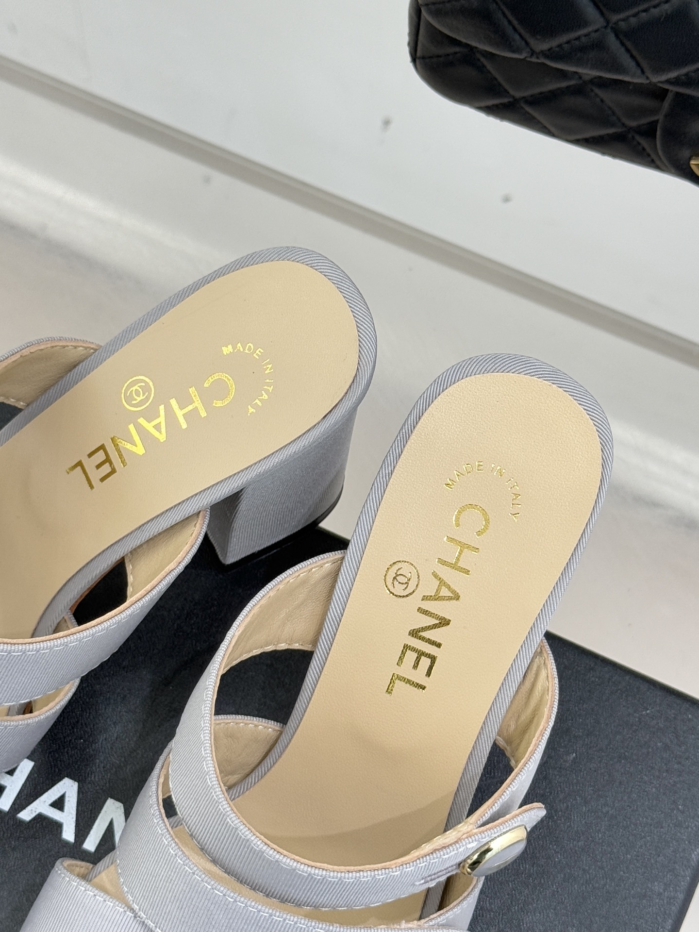 CHANE*｜小香26C早春新品双C纽扣凉拖系列将意式度假的慵懒与精致典雅织就成步履间的奢华诗篇。鞋身标