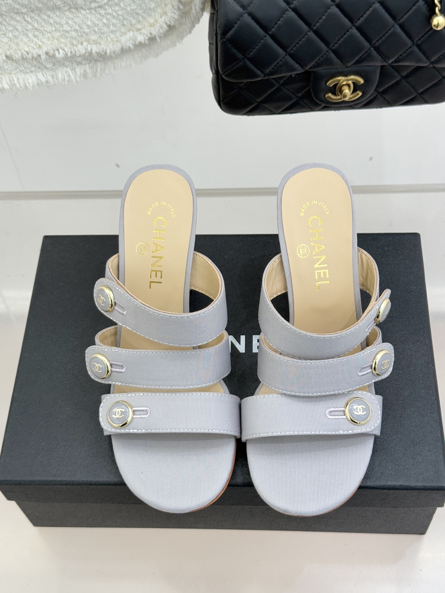 CHANE*｜小香26C早春新品双C纽扣凉拖系列将意式度假的慵懒与精致典雅织就成步履间的奢华诗篇。鞋身标