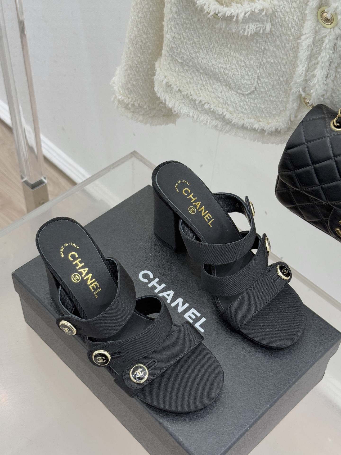 CHANE*｜小香26C早春新品双C纽扣凉拖系列将意式度假的慵懒与精致典雅织就成步履间的奢华诗篇。鞋身标