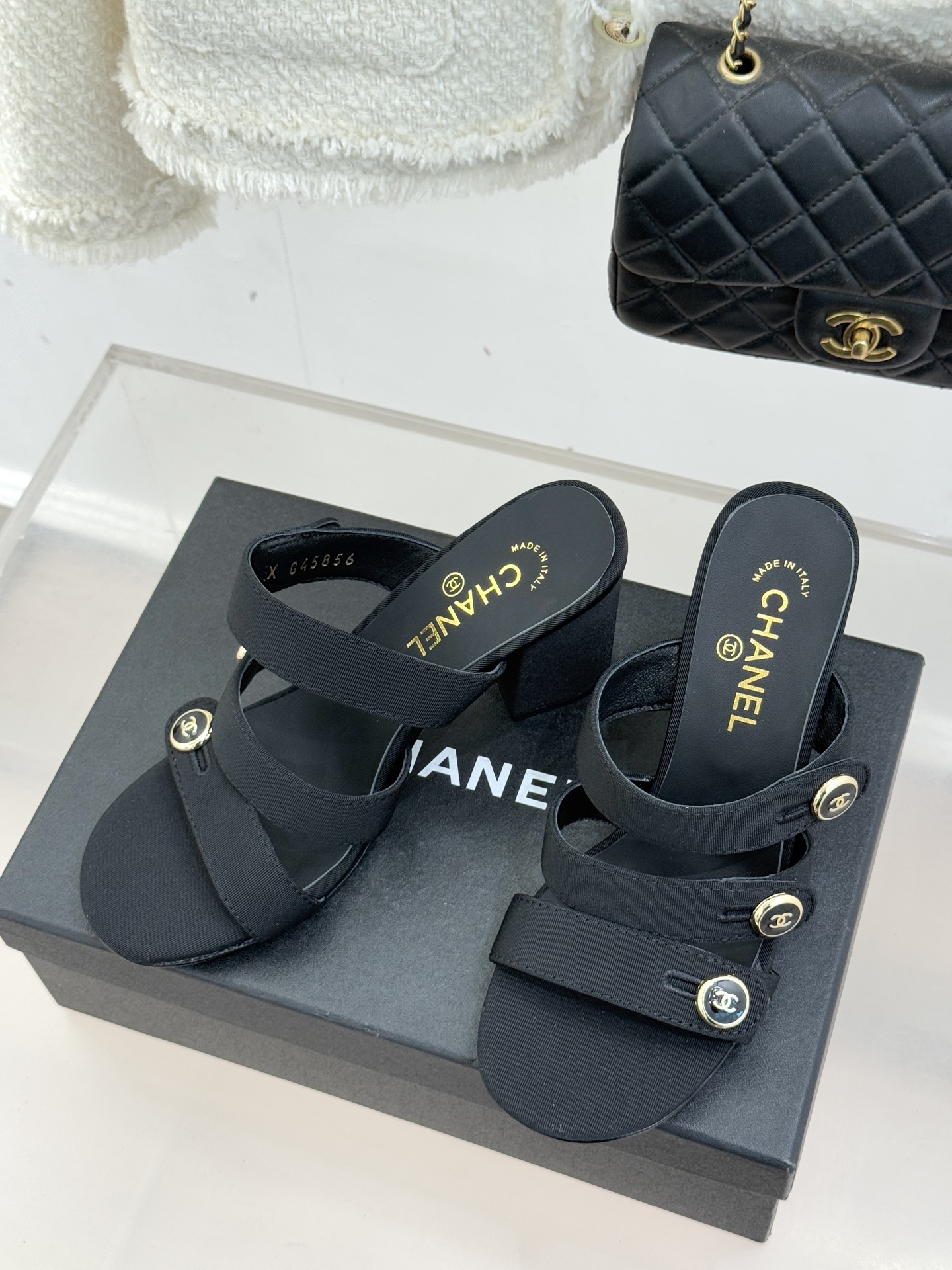 CHANE*｜小香26C早春新品双C纽扣凉拖系列将意式度假的慵懒与精致典雅织就成步履间的奢华诗篇。鞋身标