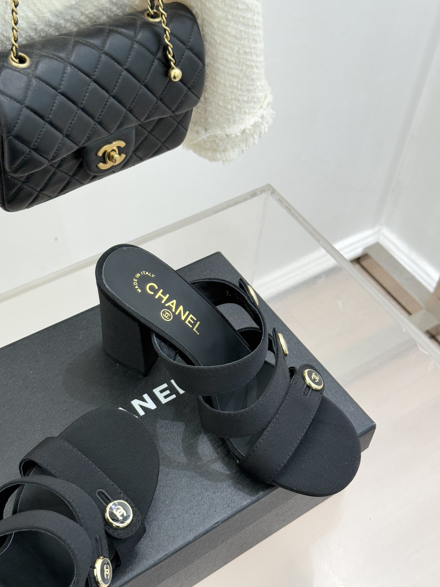 CHANE*｜小香26C早春新品双C纽扣凉拖系列将意式度假的慵懒与精致典雅织就成步履间的奢华诗篇。鞋身标