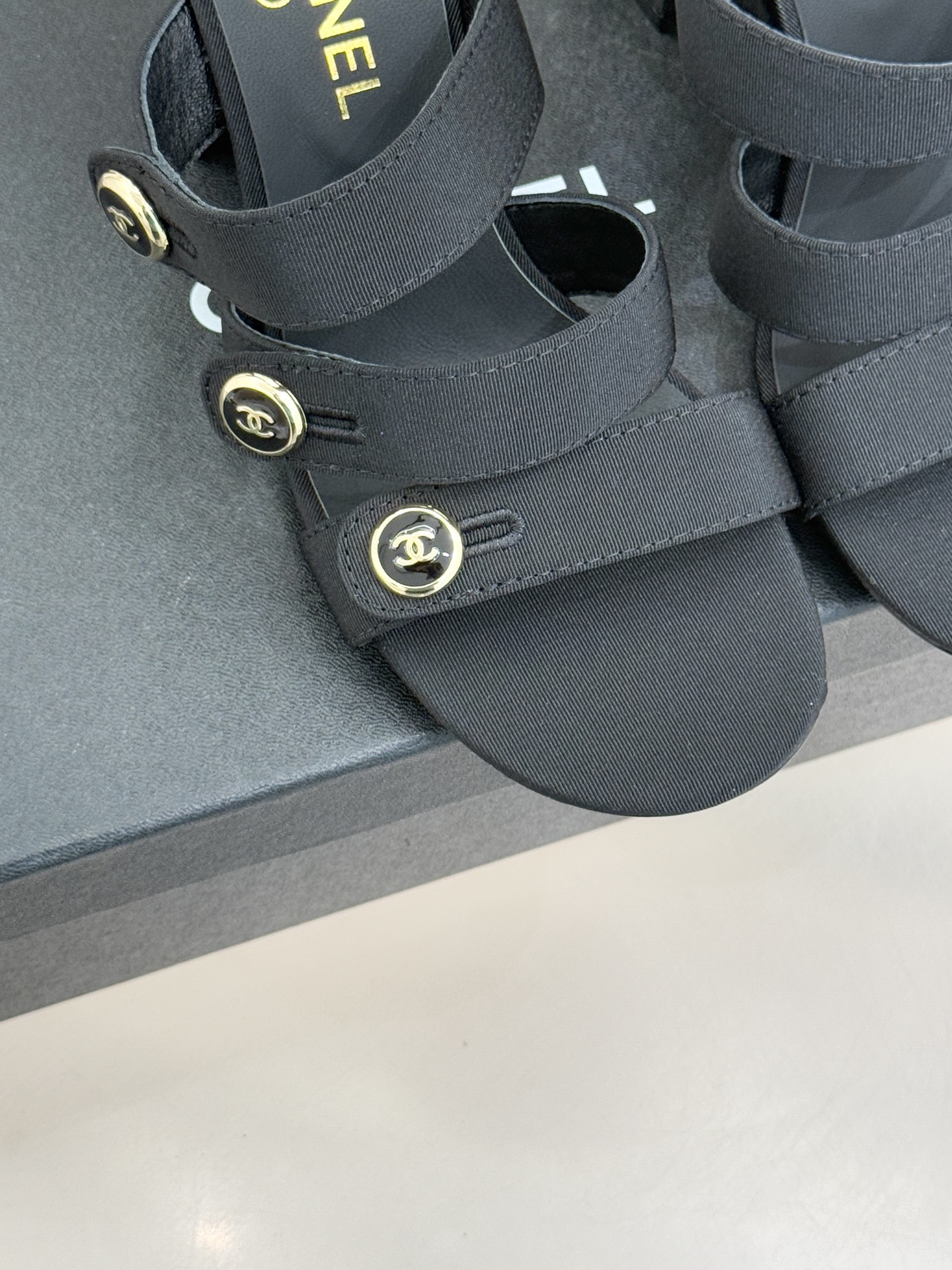 CHANE*｜小香26C早春新品双C纽扣凉拖系列将意式度假的慵懒与精致典雅织就成步履间的奢华诗篇。鞋身标