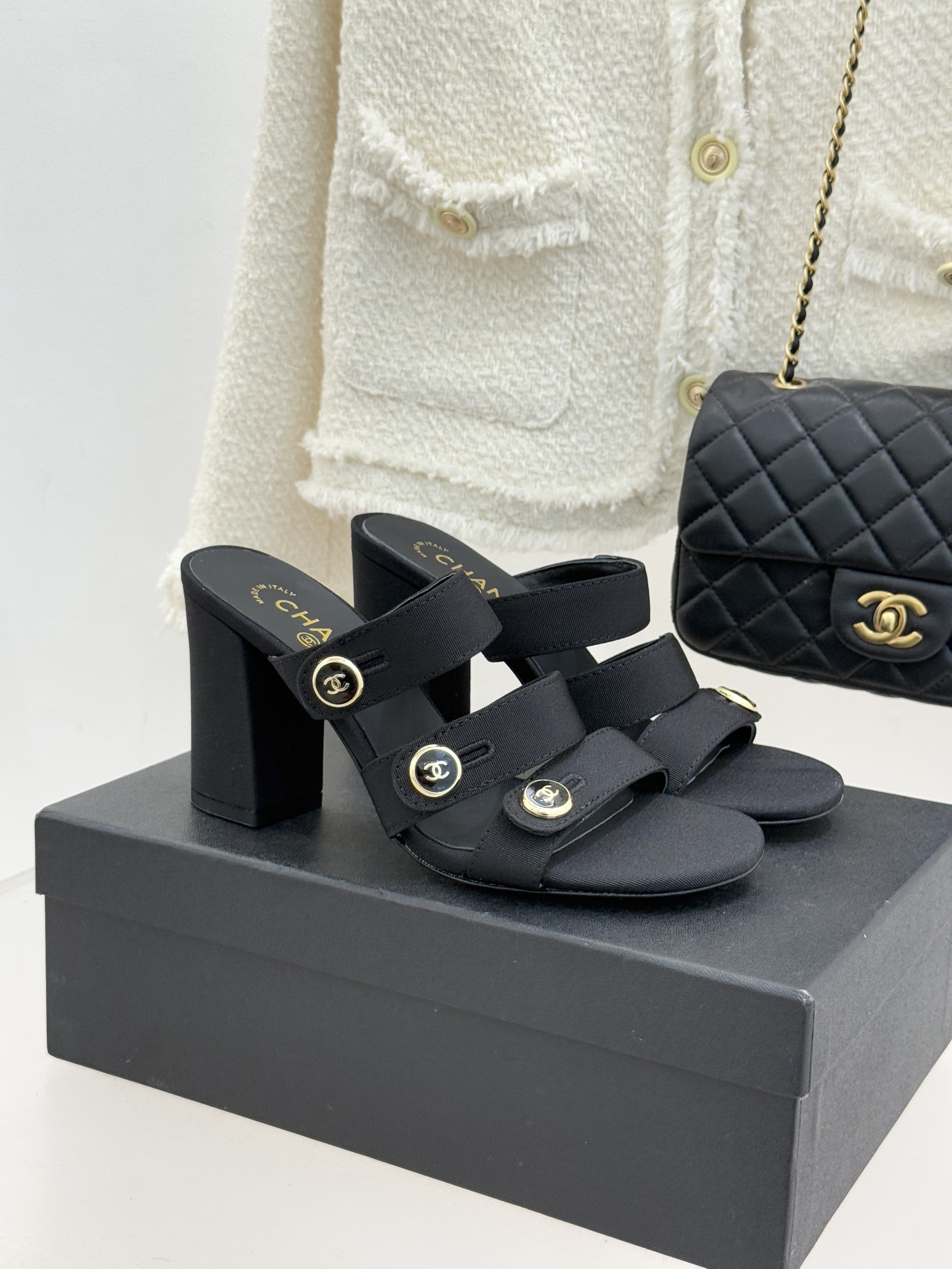 CHANE*｜小香26C早春新品双C纽扣凉拖系列将意式度假的慵懒与精致典雅织就成步履间的奢华诗篇。鞋身标