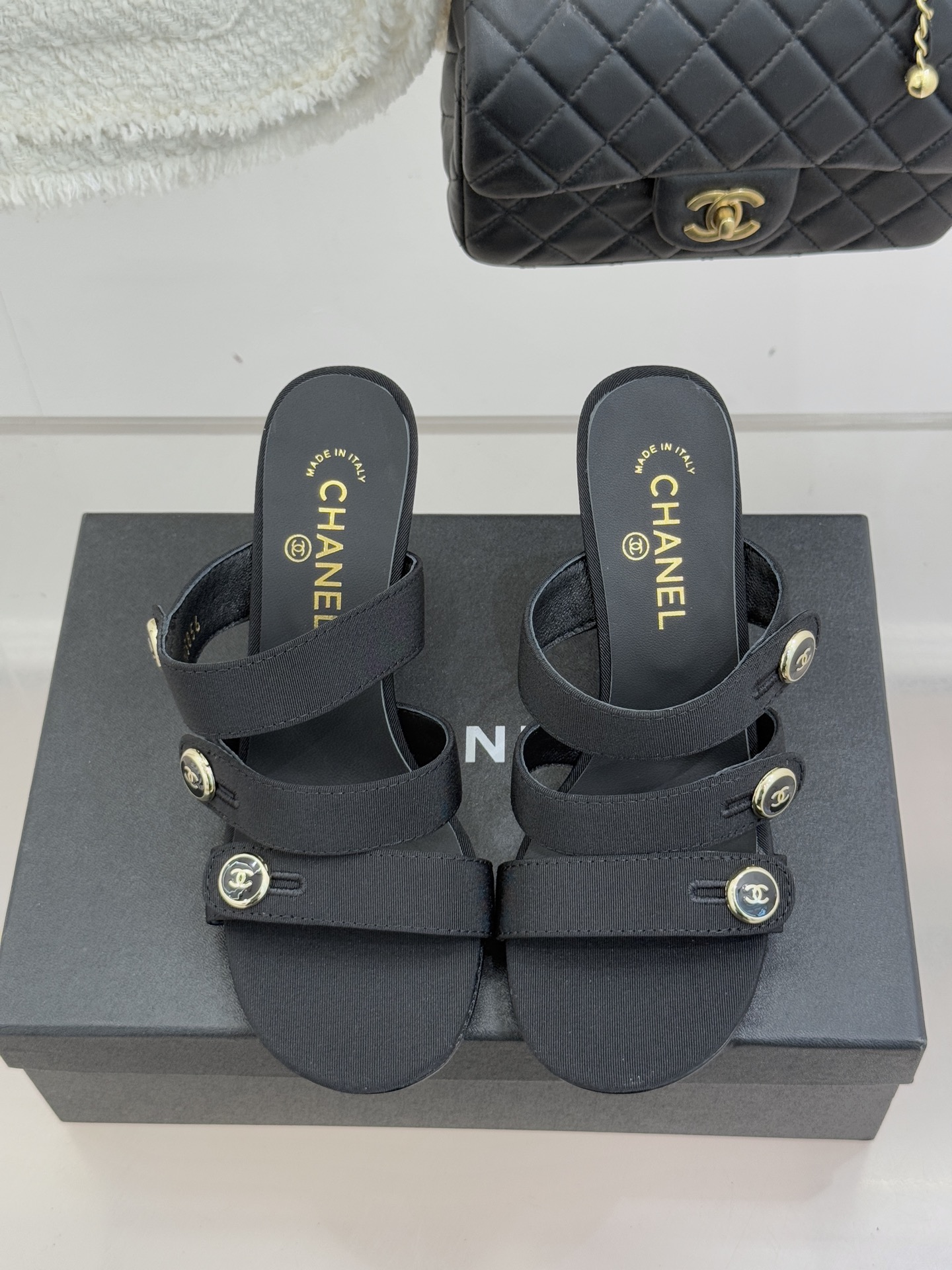 CHANE*｜小香26C早春新品双C纽扣凉拖系列将意式度假的慵懒与精致典雅织就成步履间的奢华诗篇。鞋身标