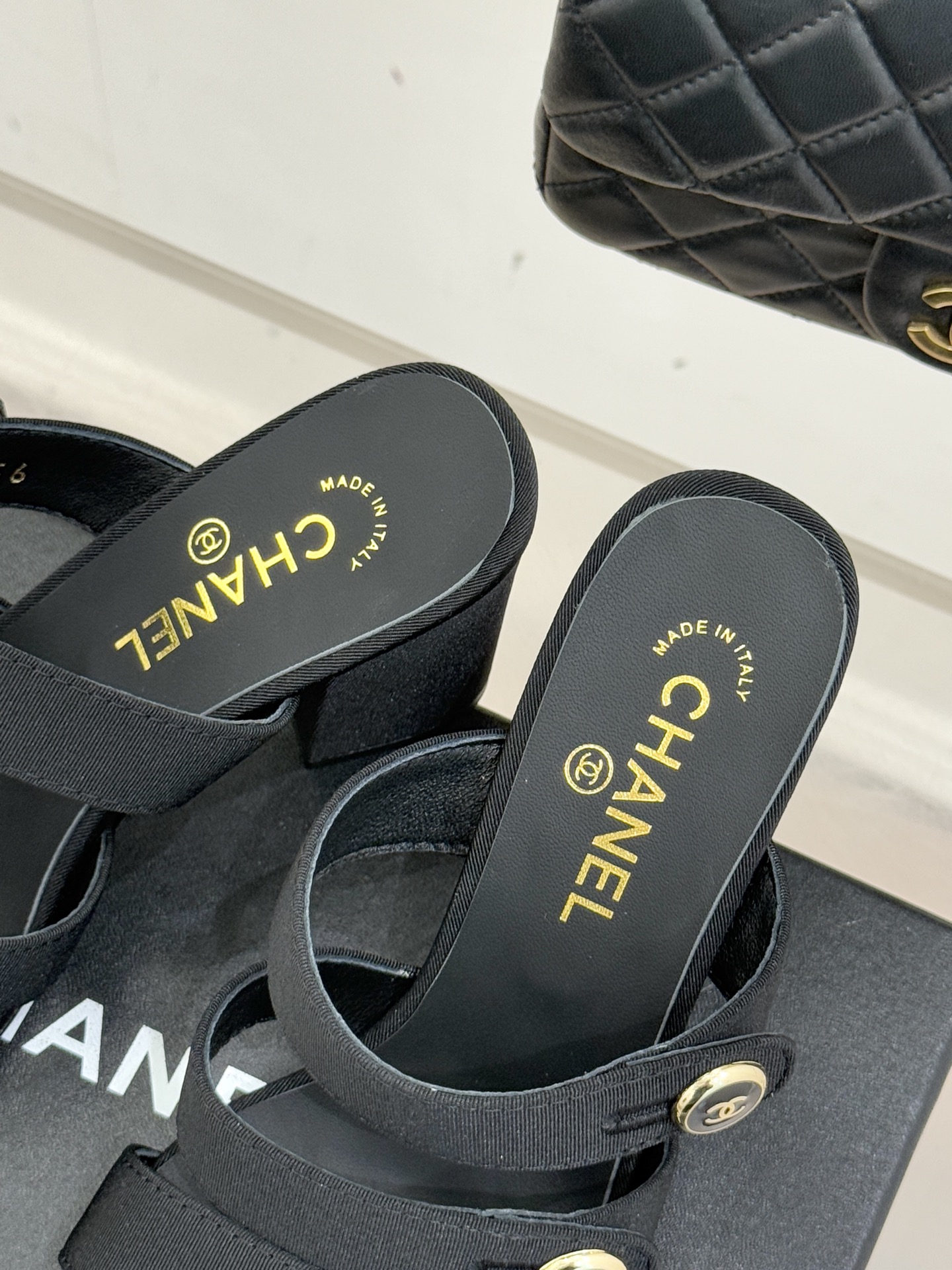 CHANE*｜小香26C早春新品双C纽扣凉拖系列将意式度假的慵懒与精致典雅织就成步履间的奢华诗篇。鞋身标