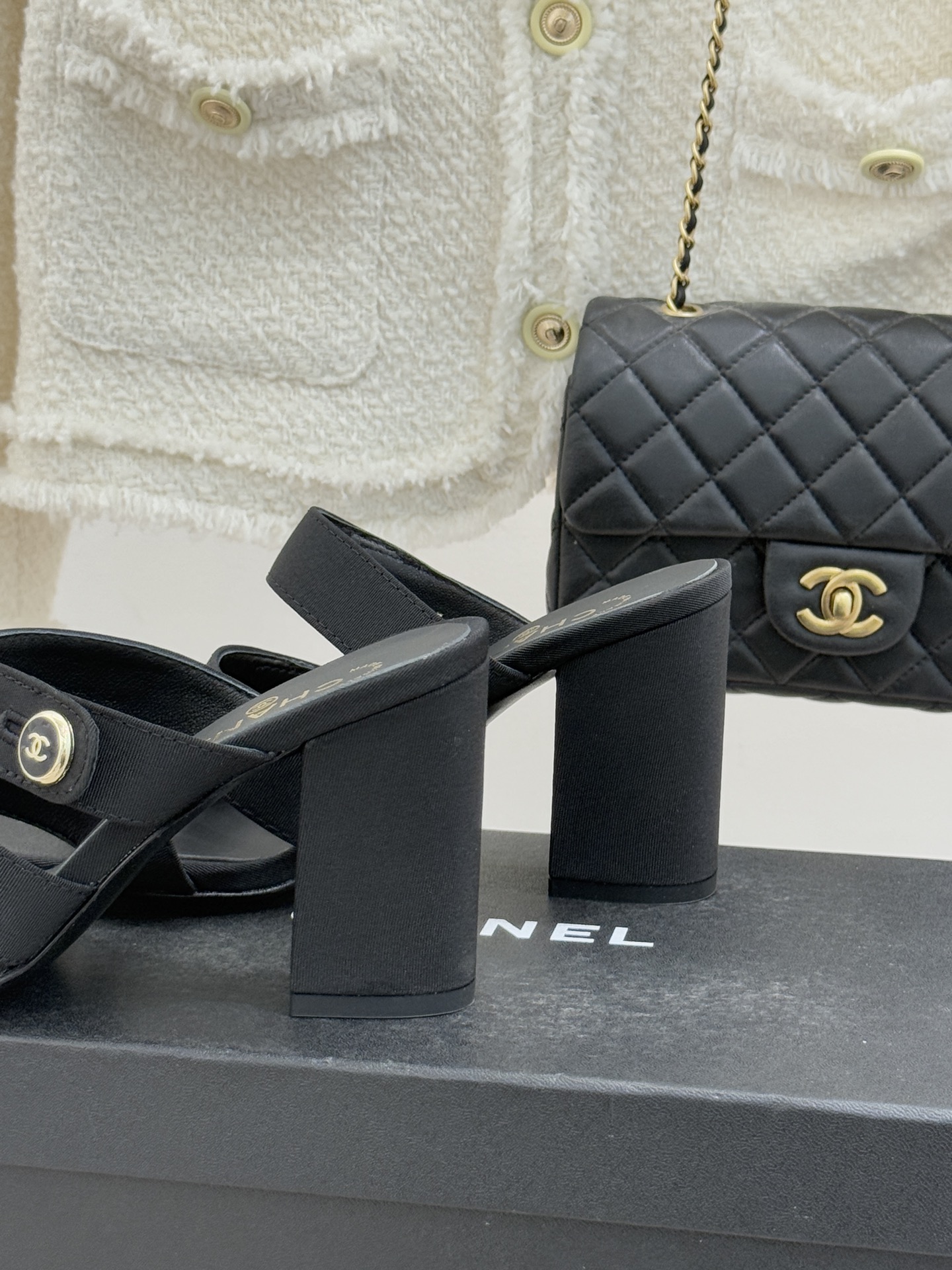 CHANE*｜小香26C早春新品双C纽扣凉拖系列将意式度假的慵懒与精致典雅织就成步履间的奢华诗篇。鞋身标