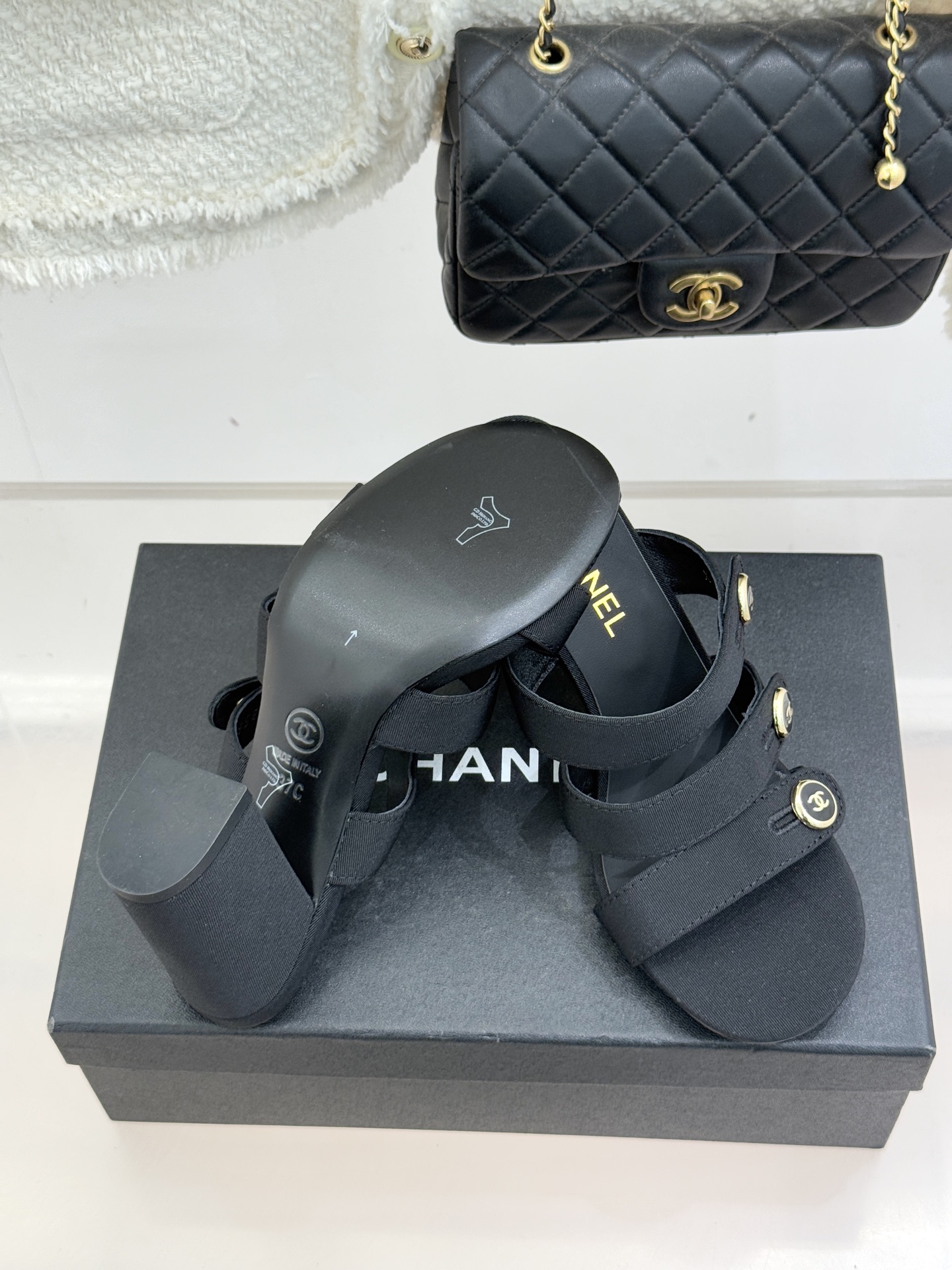 CHANE*｜小香26C早春新品双C纽扣凉拖系列将意式度假的慵懒与精致典雅织就成步履间的奢华诗篇。鞋身标