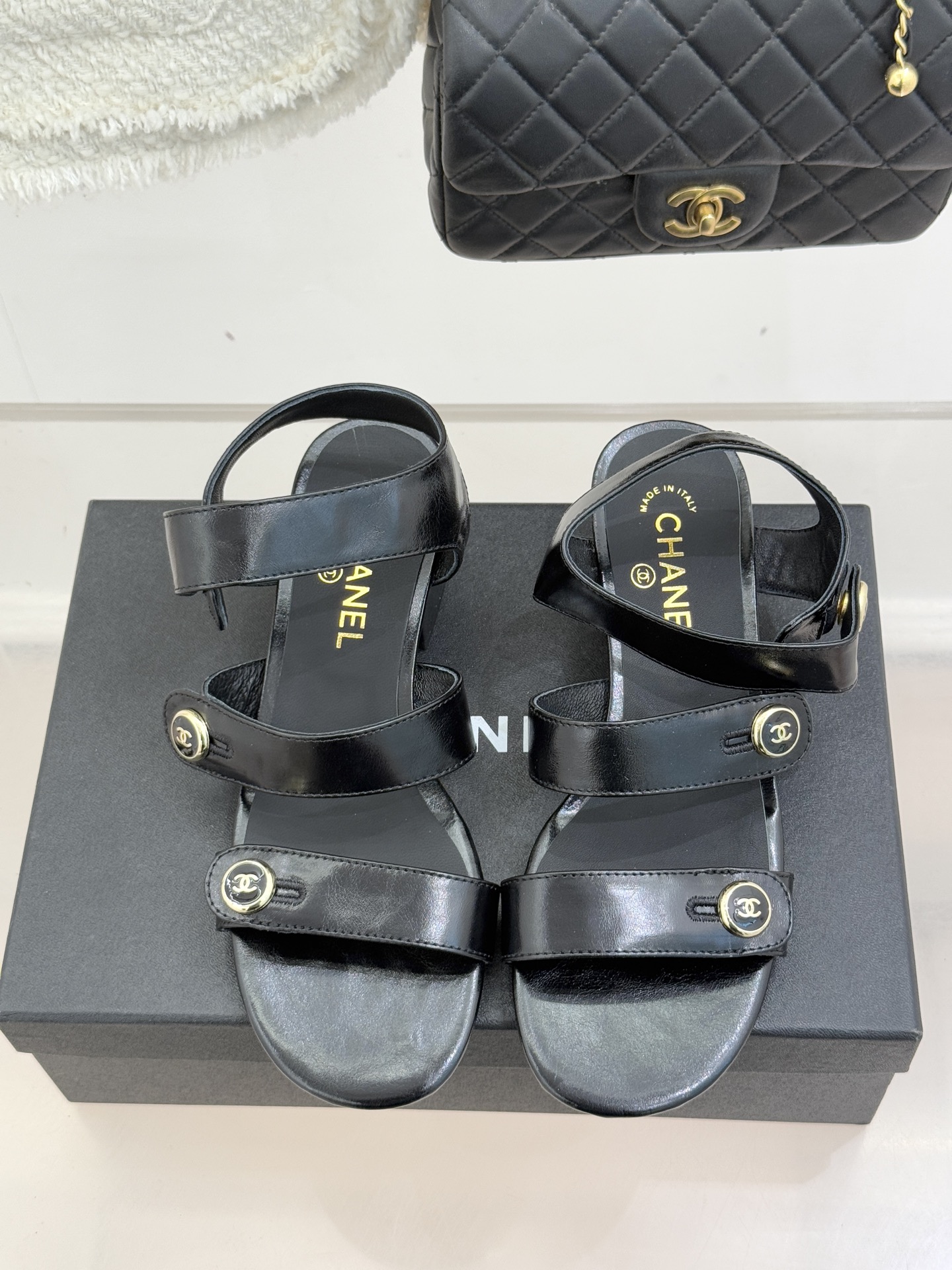 CHANE*｜小香26C早春新品双C纽扣凉拖系列将意式度假的慵懒与精致典雅织就成步履间的奢华诗篇。鞋身标