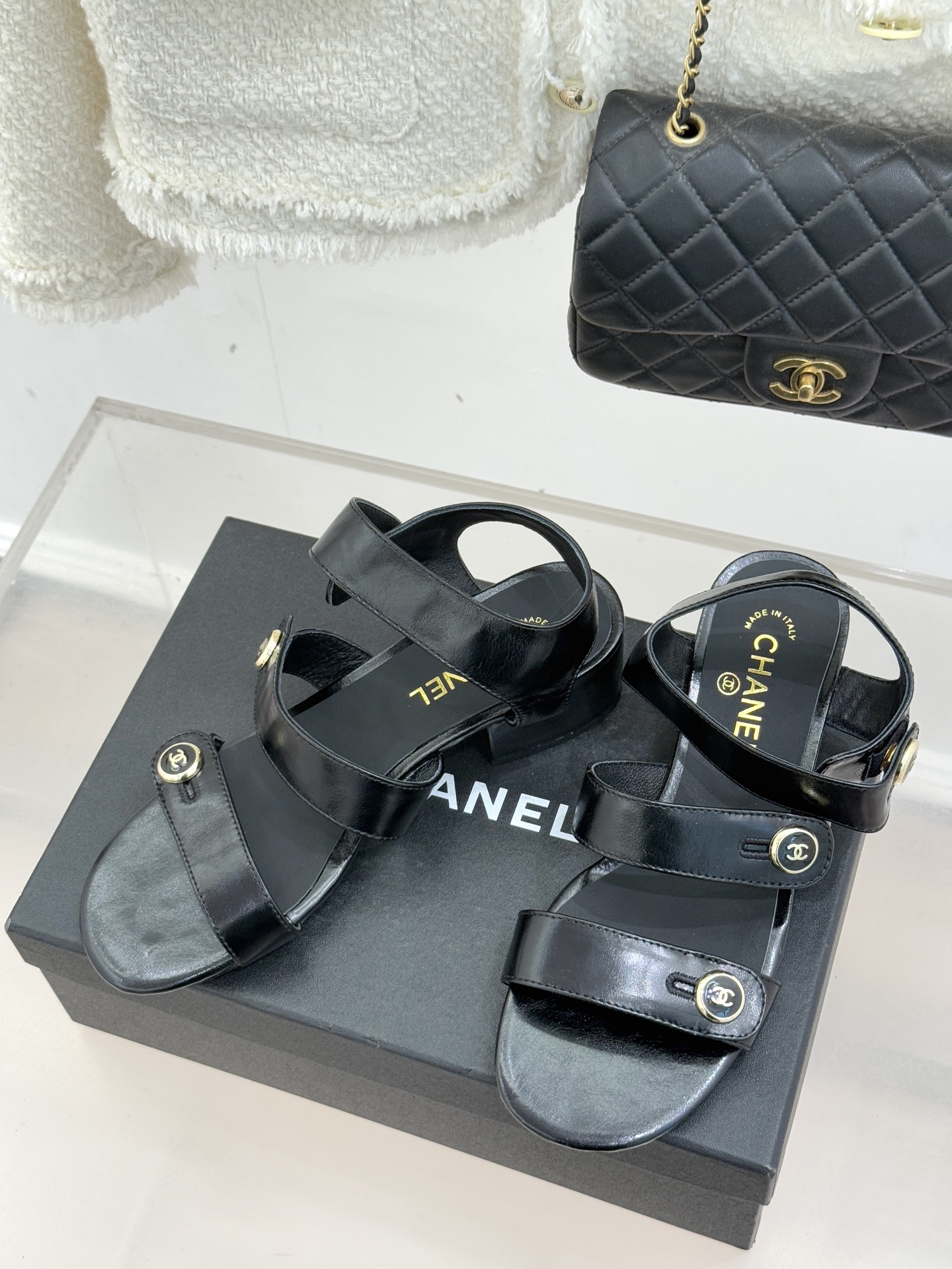 CHANE*｜小香26C早春新品双C纽扣凉拖系列将意式度假的慵懒与精致典雅织就成步履间的奢华诗篇。鞋身标