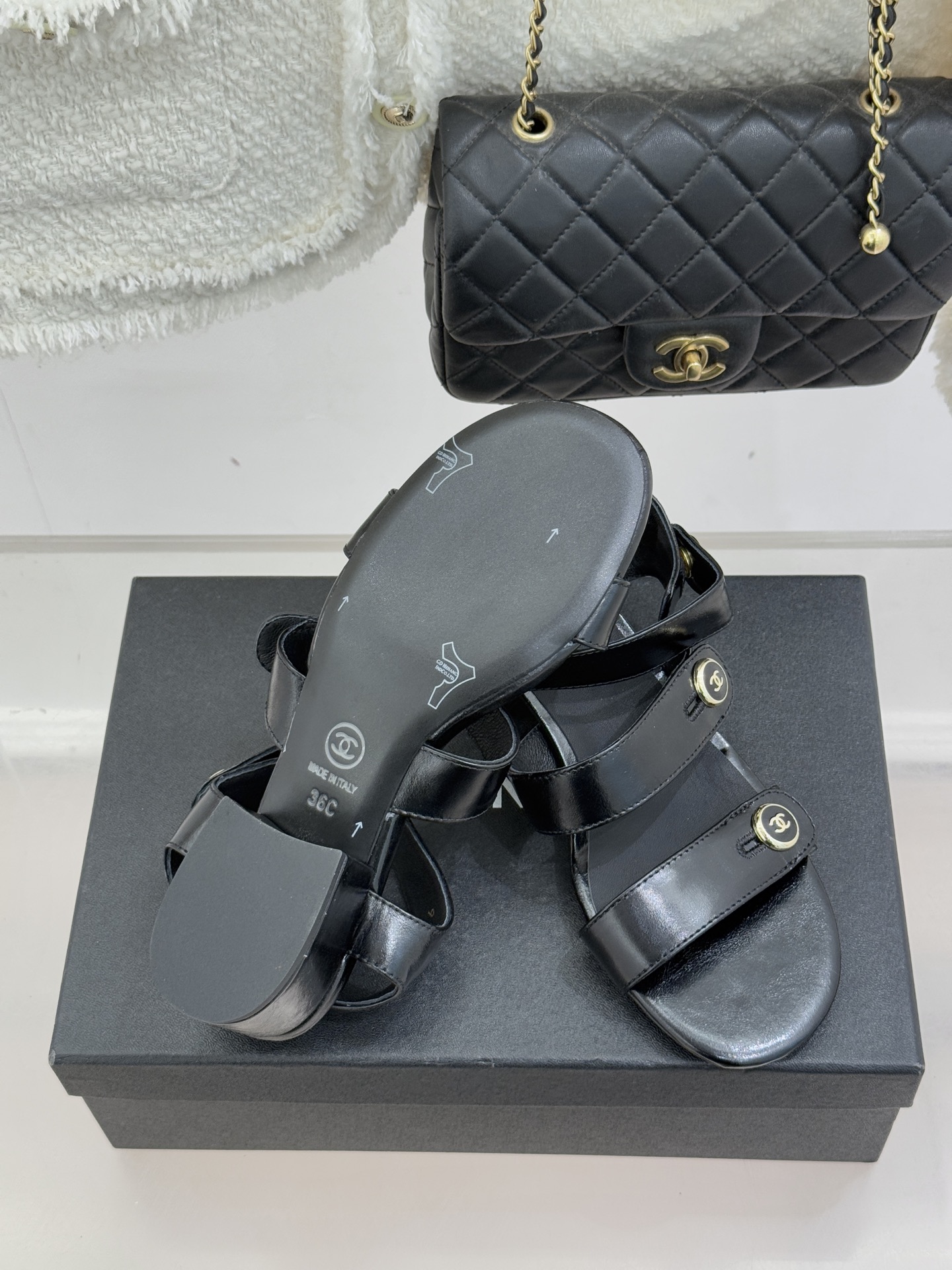 CHANE*｜小香26C早春新品双C纽扣凉拖系列将意式度假的慵懒与精致典雅织就成步履间的奢华诗篇。鞋身标