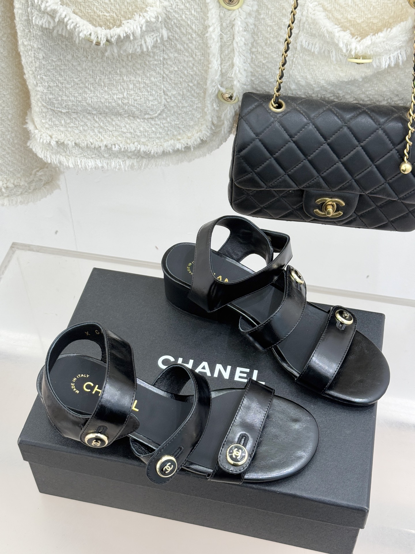 CHANE*｜小香26C早春新品双C纽扣凉拖系列将意式度假的慵懒与精致典雅织就成步履间的奢华诗篇。鞋身标