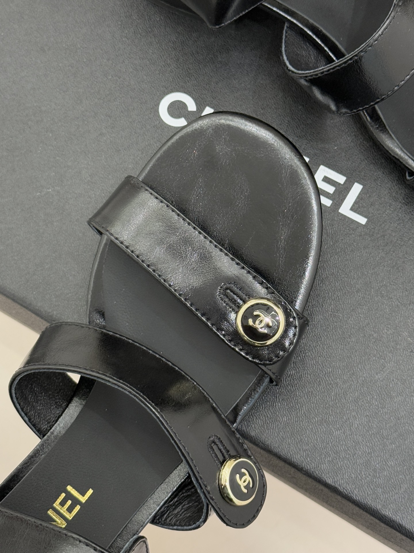 CHANE*｜小香26C早春新品双C纽扣凉拖系列将意式度假的慵懒与精致典雅织就成步履间的奢华诗篇。鞋身标