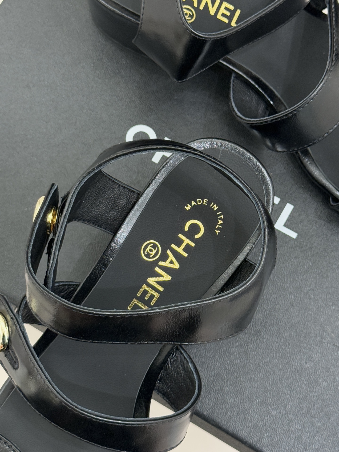 CHANE*｜小香26C早春新品双C纽扣凉拖系列将意式度假的慵懒与精致典雅织就成步履间的奢华诗篇。鞋身标