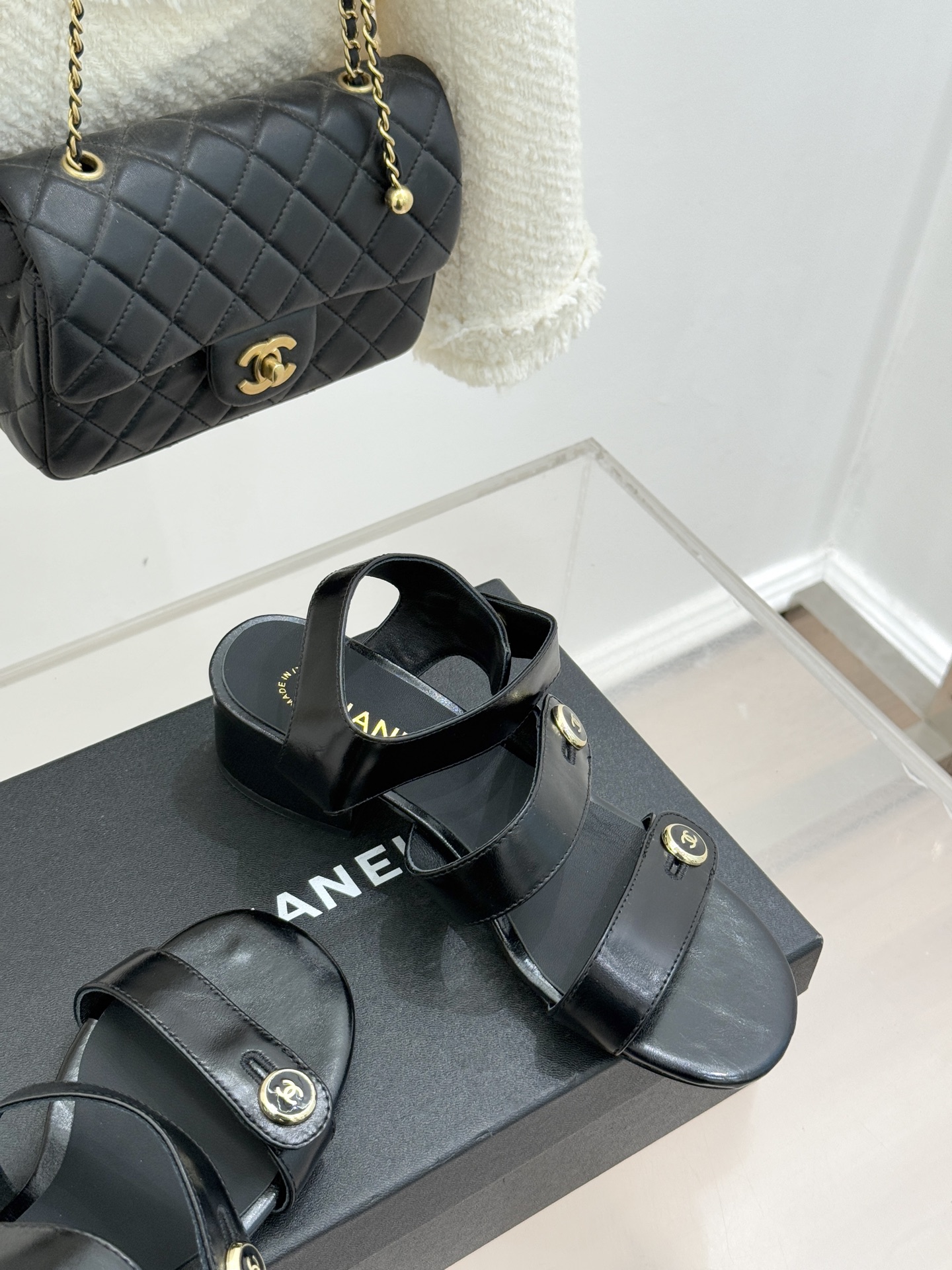 CHANE*｜小香26C早春新品双C纽扣凉拖系列将意式度假的慵懒与精致典雅织就成步履间的奢华诗篇。鞋身标