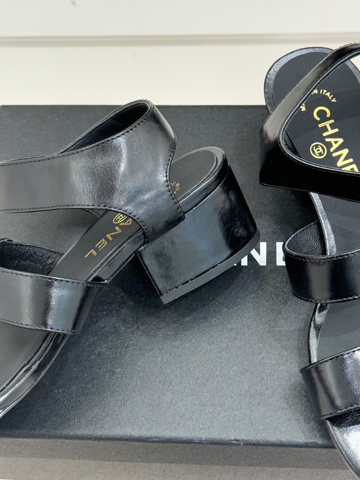 CHANE*｜小香26C早春新品双C纽扣凉拖系列将意式度假的慵懒与精致典雅织就成步履间的奢华诗篇。鞋身标