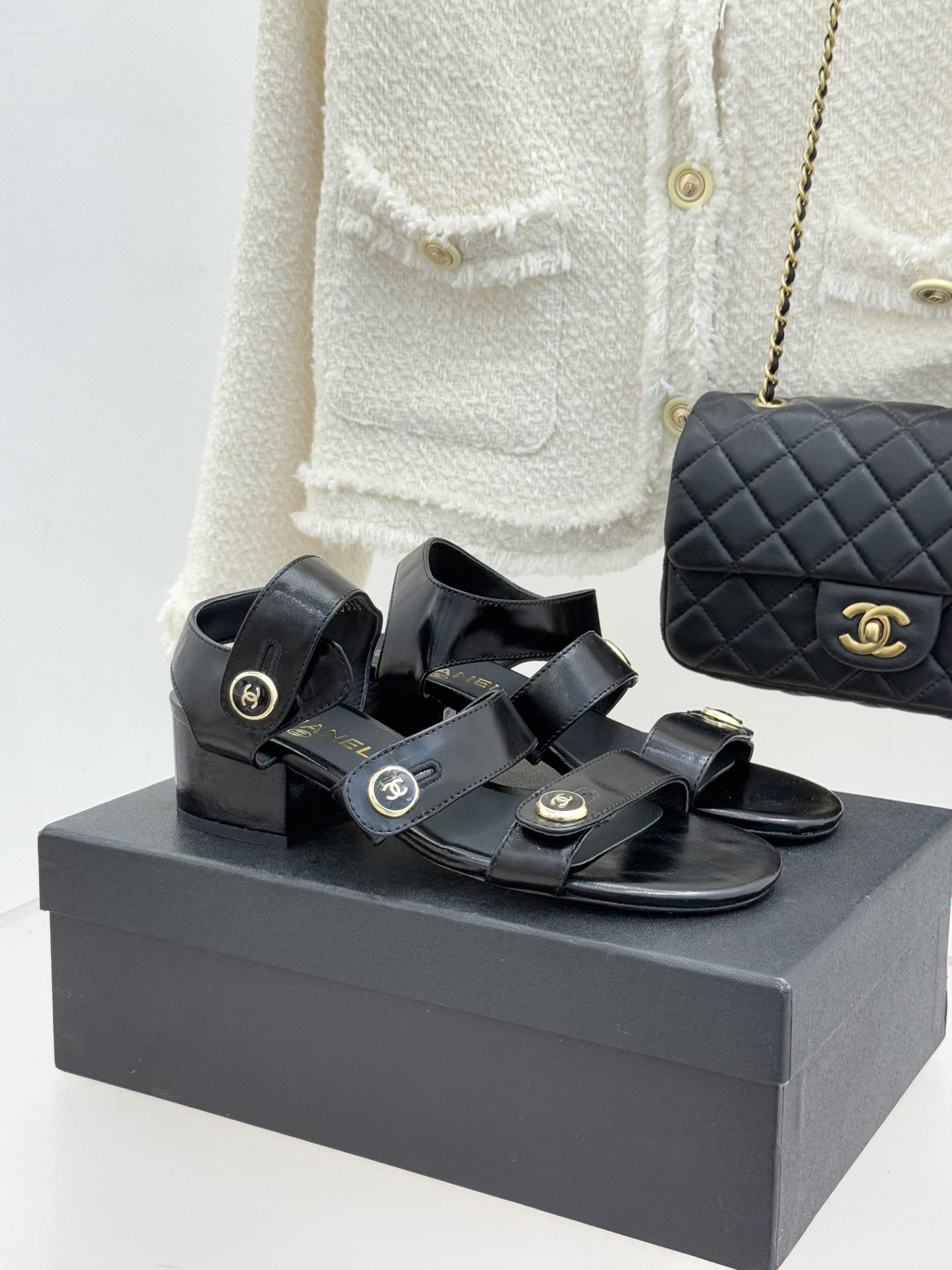 CHANE*｜小香26C早春新品双C纽扣凉拖系列将意式度假的慵懒与精致典雅织就成步履间的奢华诗篇。鞋身标