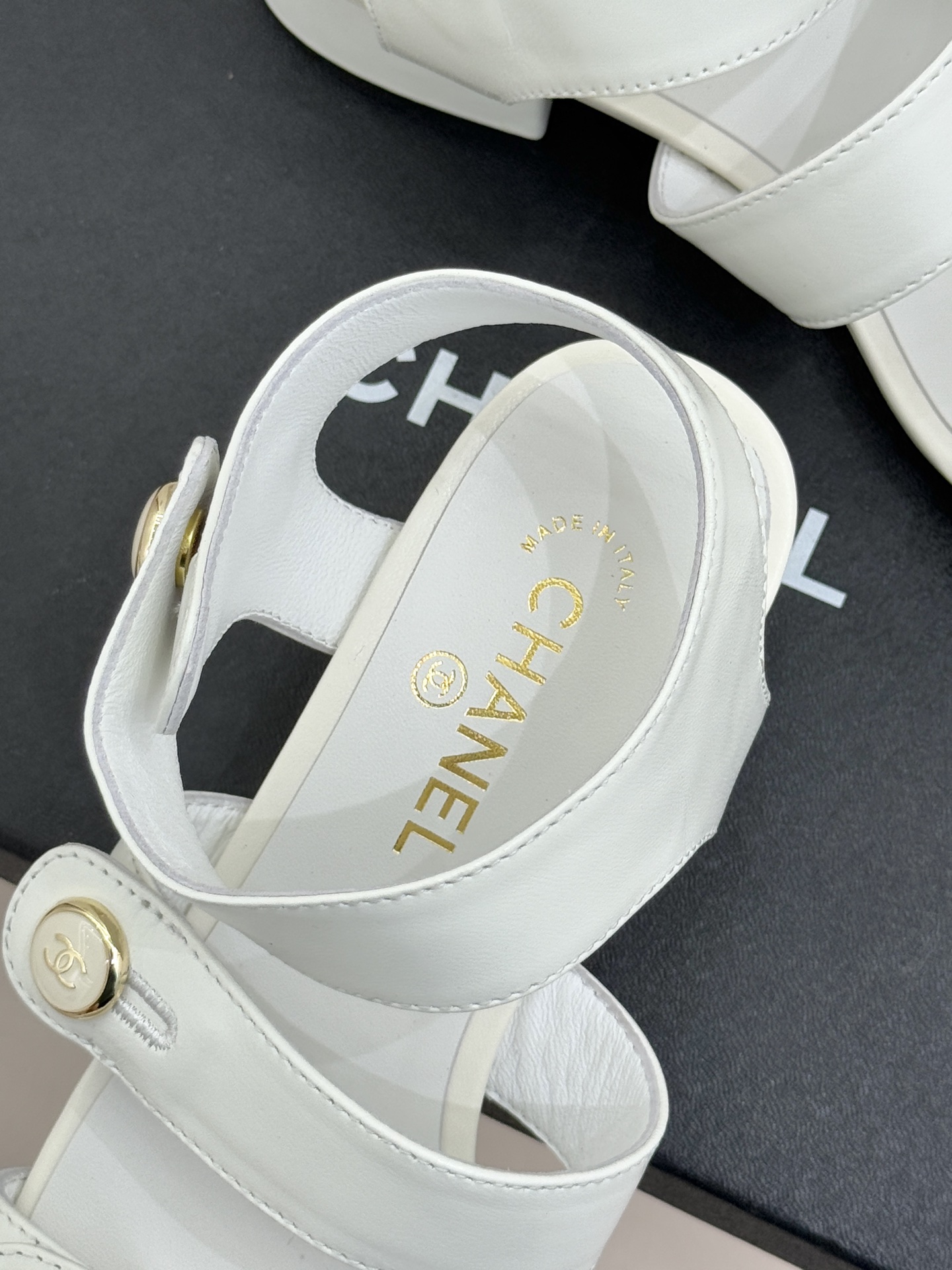 CHANE*｜小香26C早春新品双C纽扣凉拖系列将意式度假的慵懒与精致典雅织就成步履间的奢华诗篇。鞋身标