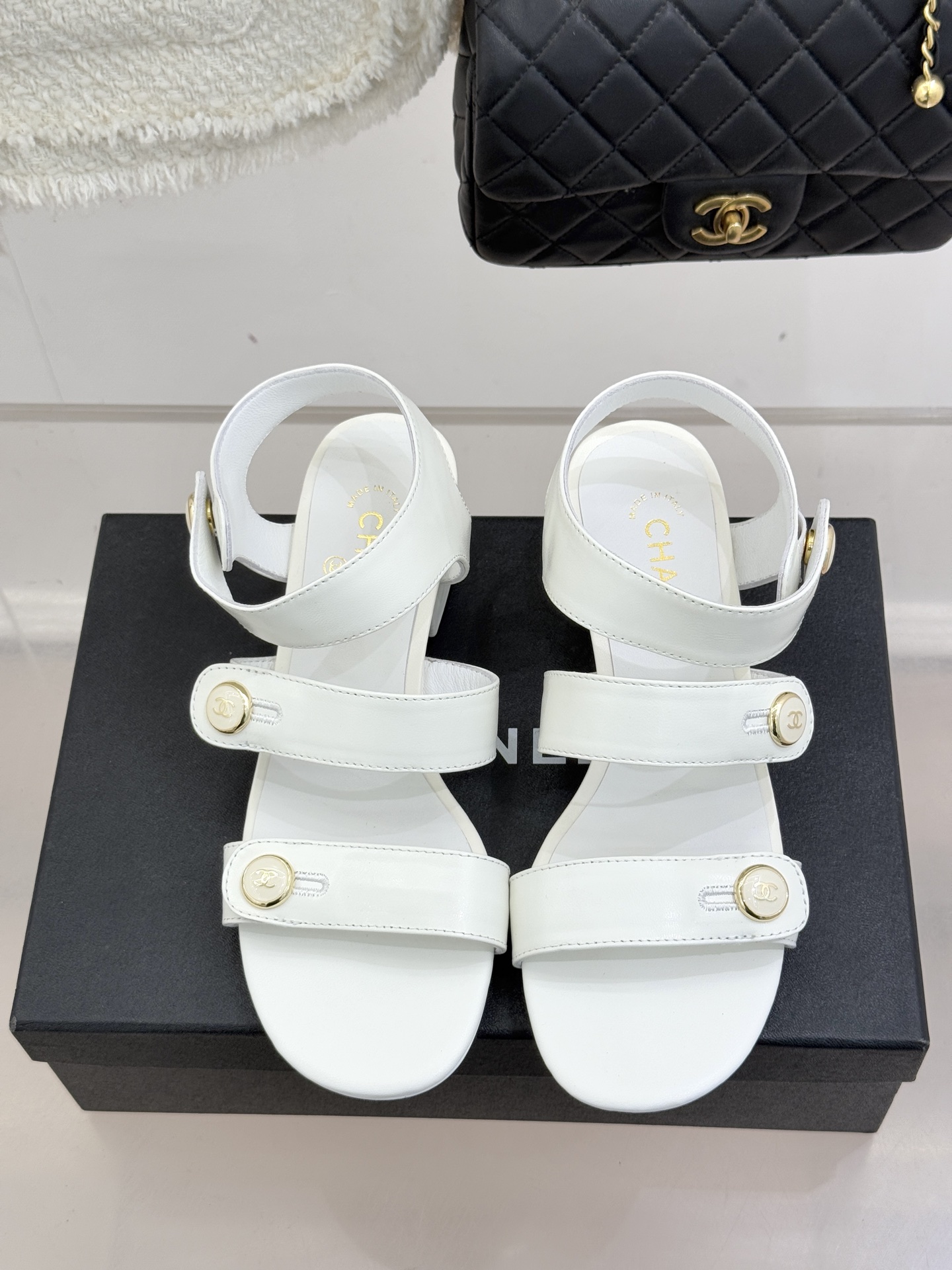 CHANE*｜小香26C早春新品双C纽扣凉拖系列将意式度假的慵懒与精致典雅织就成步履间的奢华诗篇。鞋身标