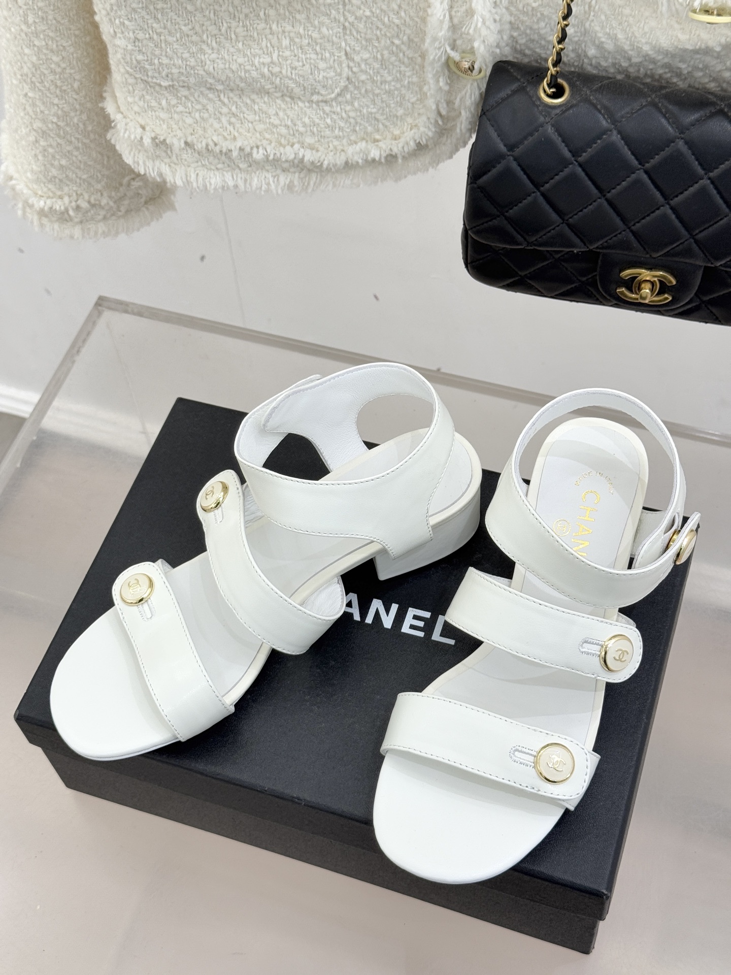 CHANE*｜小香26C早春新品双C纽扣凉拖系列将意式度假的慵懒与精致典雅织就成步履间的奢华诗篇。鞋身标