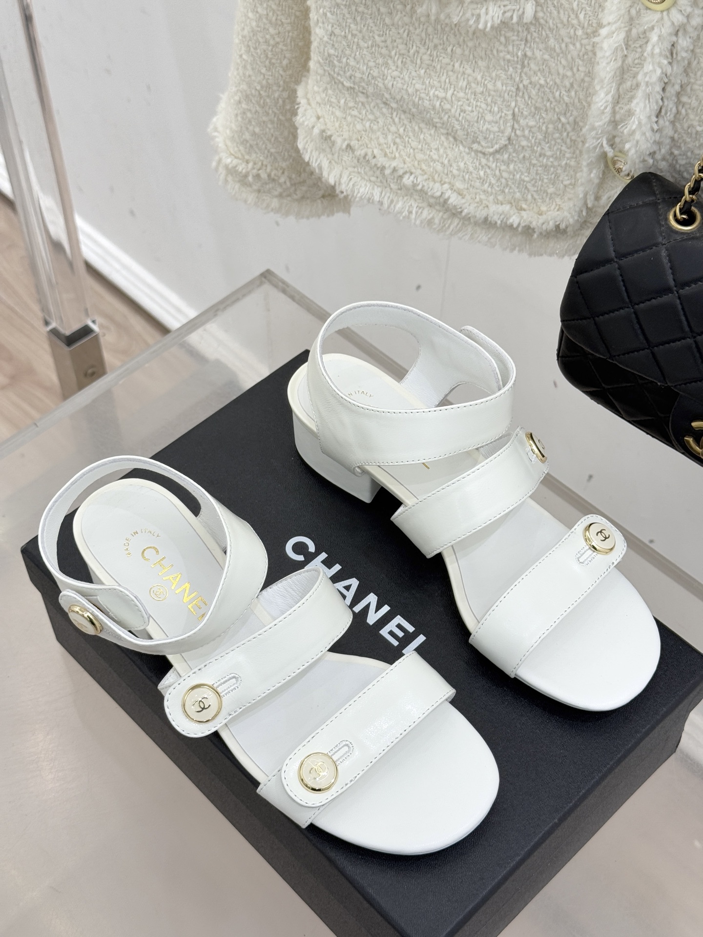 CHANE*｜小香26C早春新品双C纽扣凉拖系列将意式度假的慵懒与精致典雅织就成步履间的奢华诗篇。鞋身标