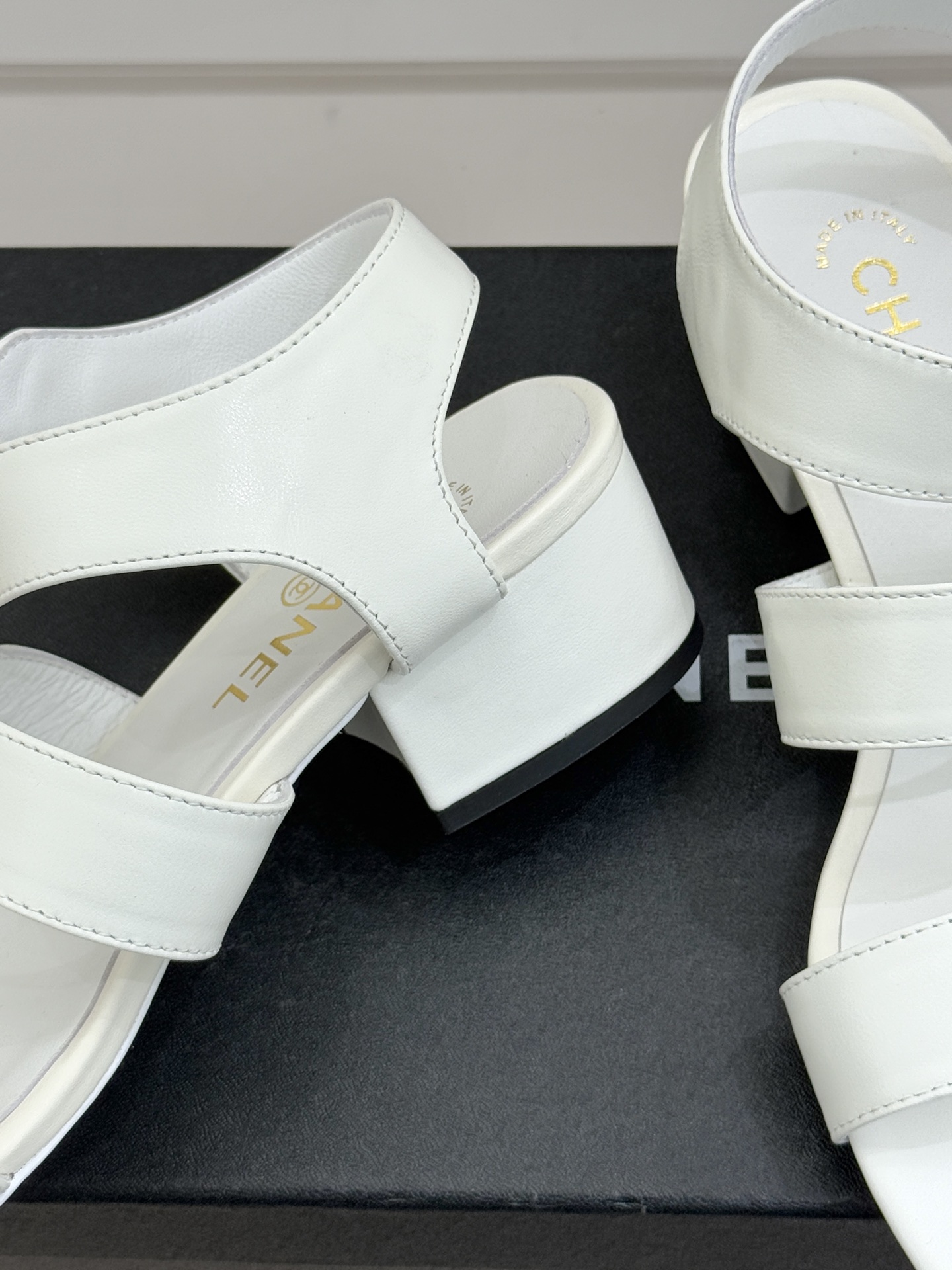 CHANE*｜小香26C早春新品双C纽扣凉拖系列将意式度假的慵懒与精致典雅织就成步履间的奢华诗篇。鞋身标